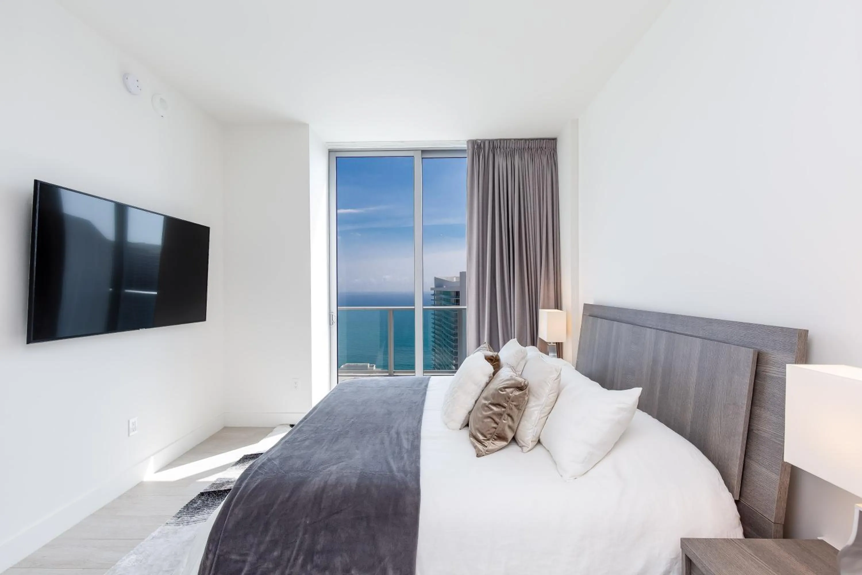 TV and multimedia, Bed in Hyde Beach House Hollywood Private Suites