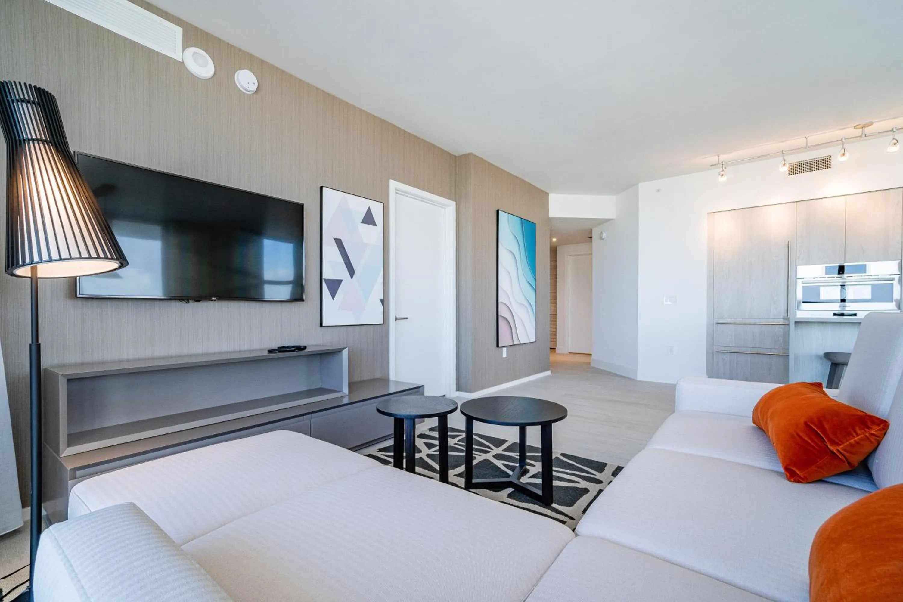 TV and multimedia, Bed in Hyde Beach House Hollywood Private Suites