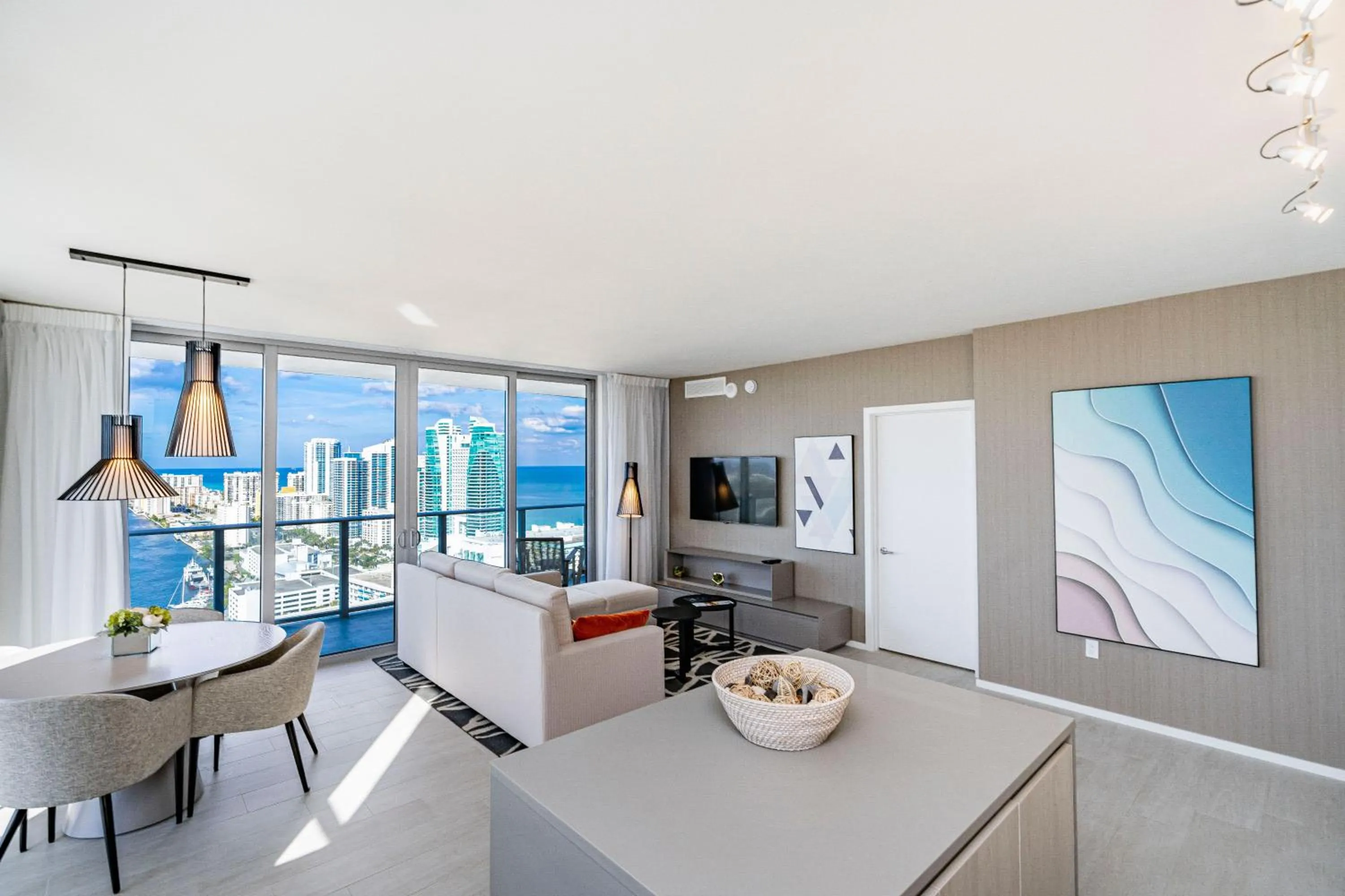 TV and multimedia in Hyde Beach House Hollywood Private Suites