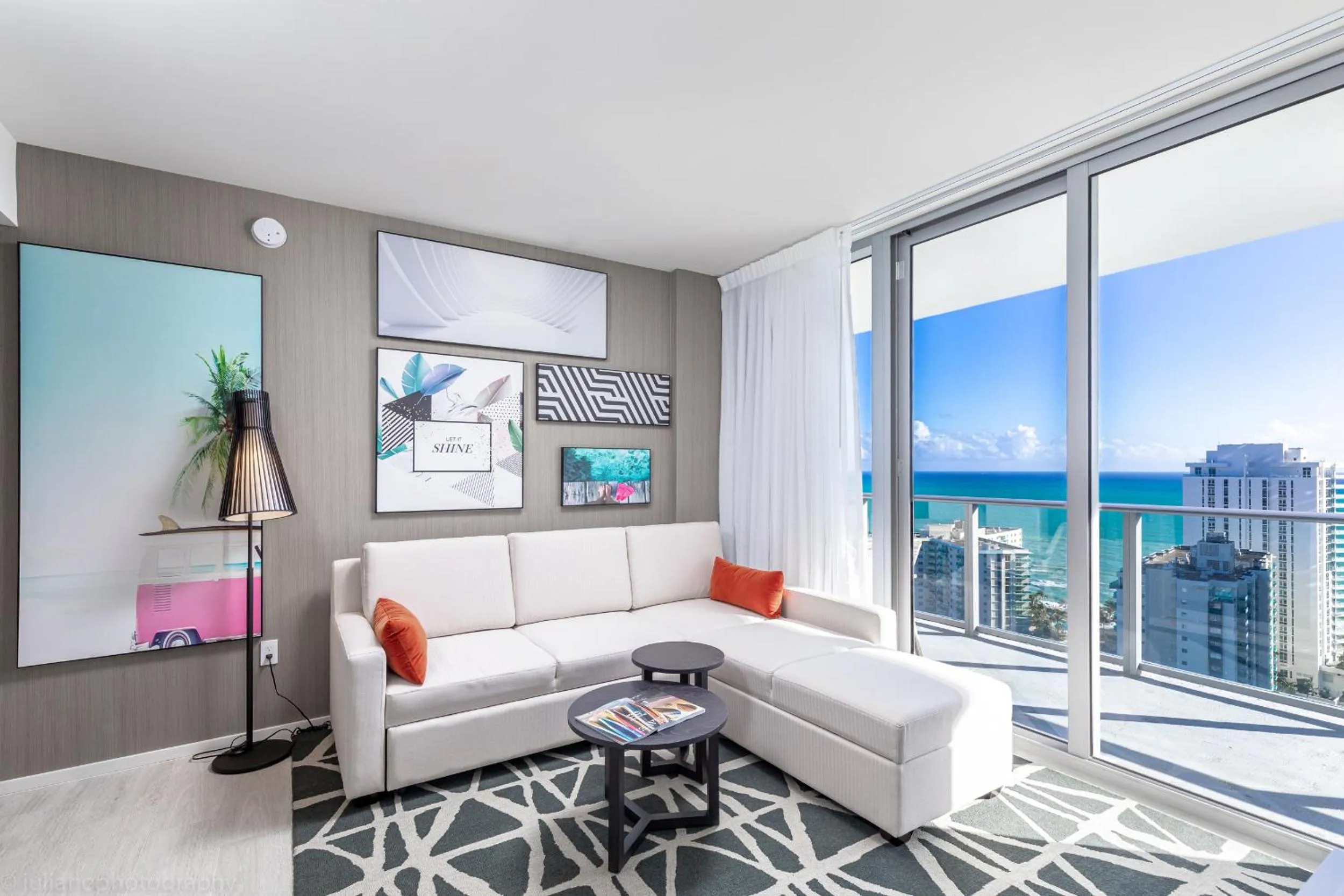 TV and multimedia in Hyde Beach House Hollywood Private Suites