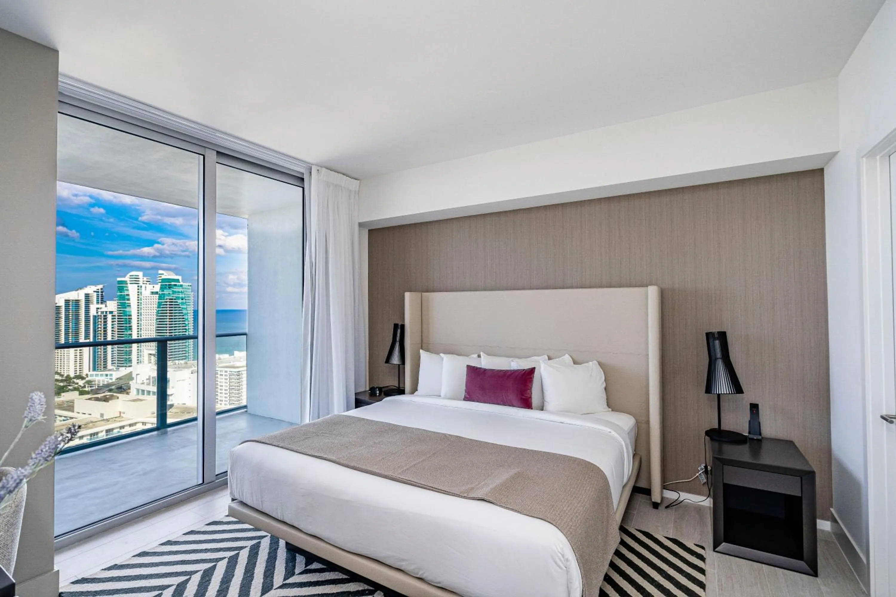 Bed in Hyde Beach House Hollywood Private Suites