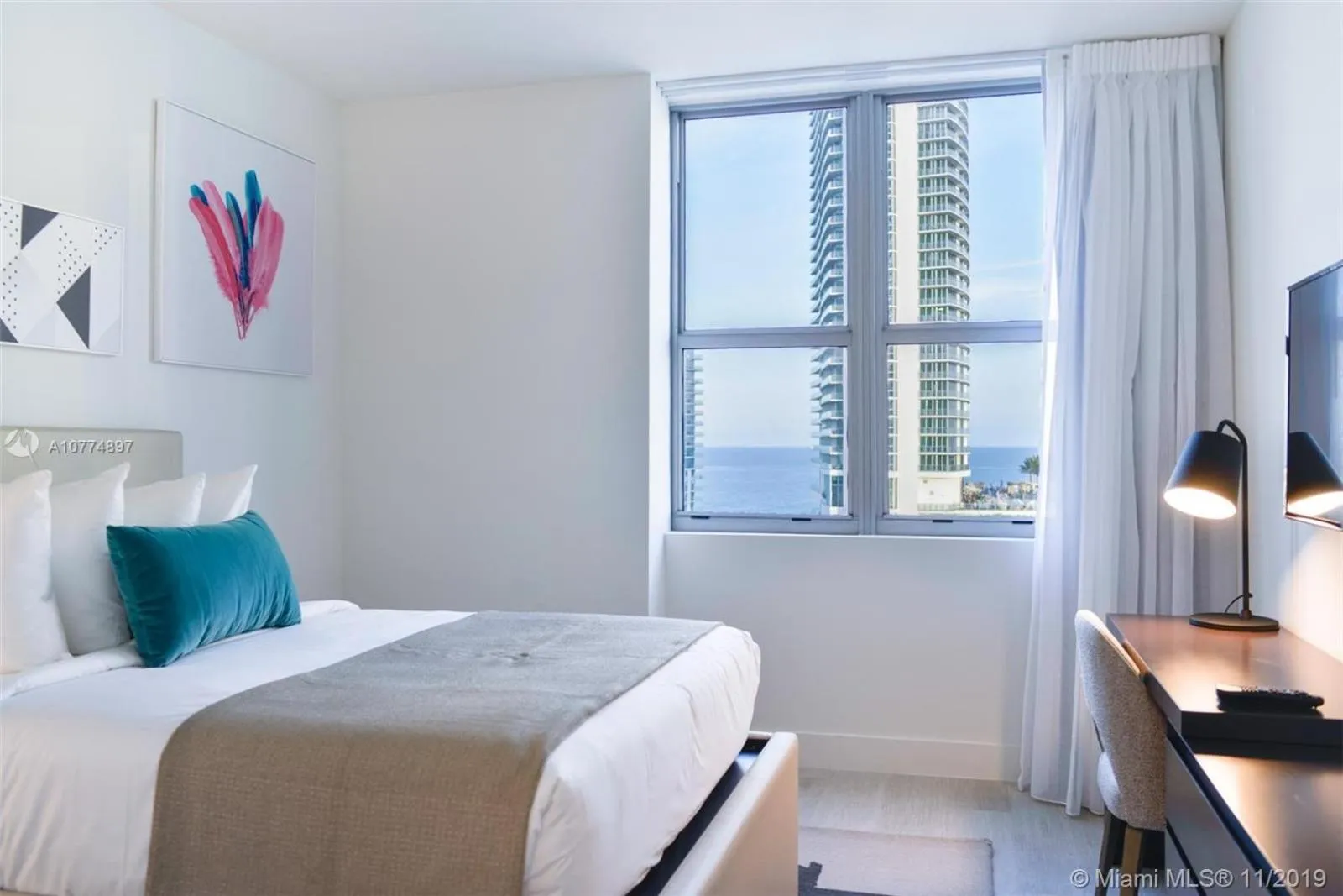 Bed in Hyde Beach House Hollywood Private Suites