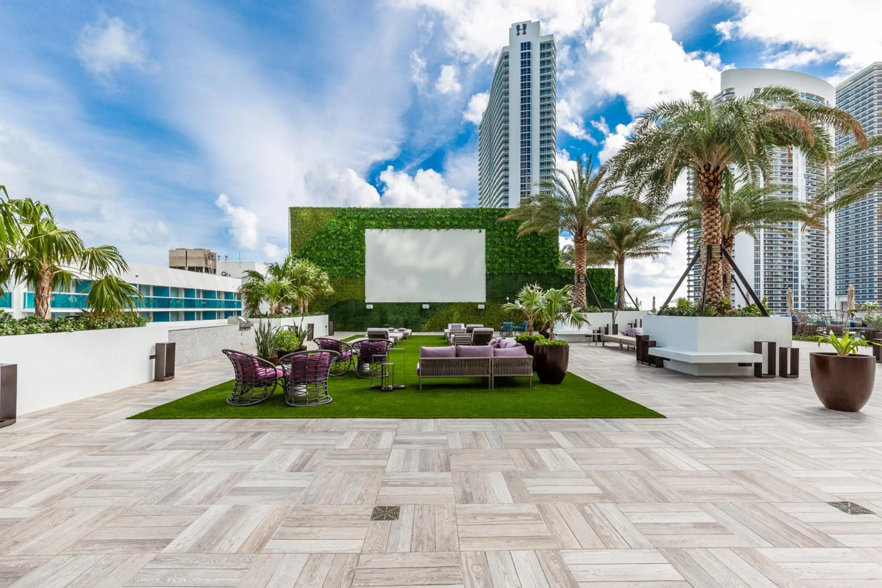 Property building in Hyde Beach House Hollywood Private Suites