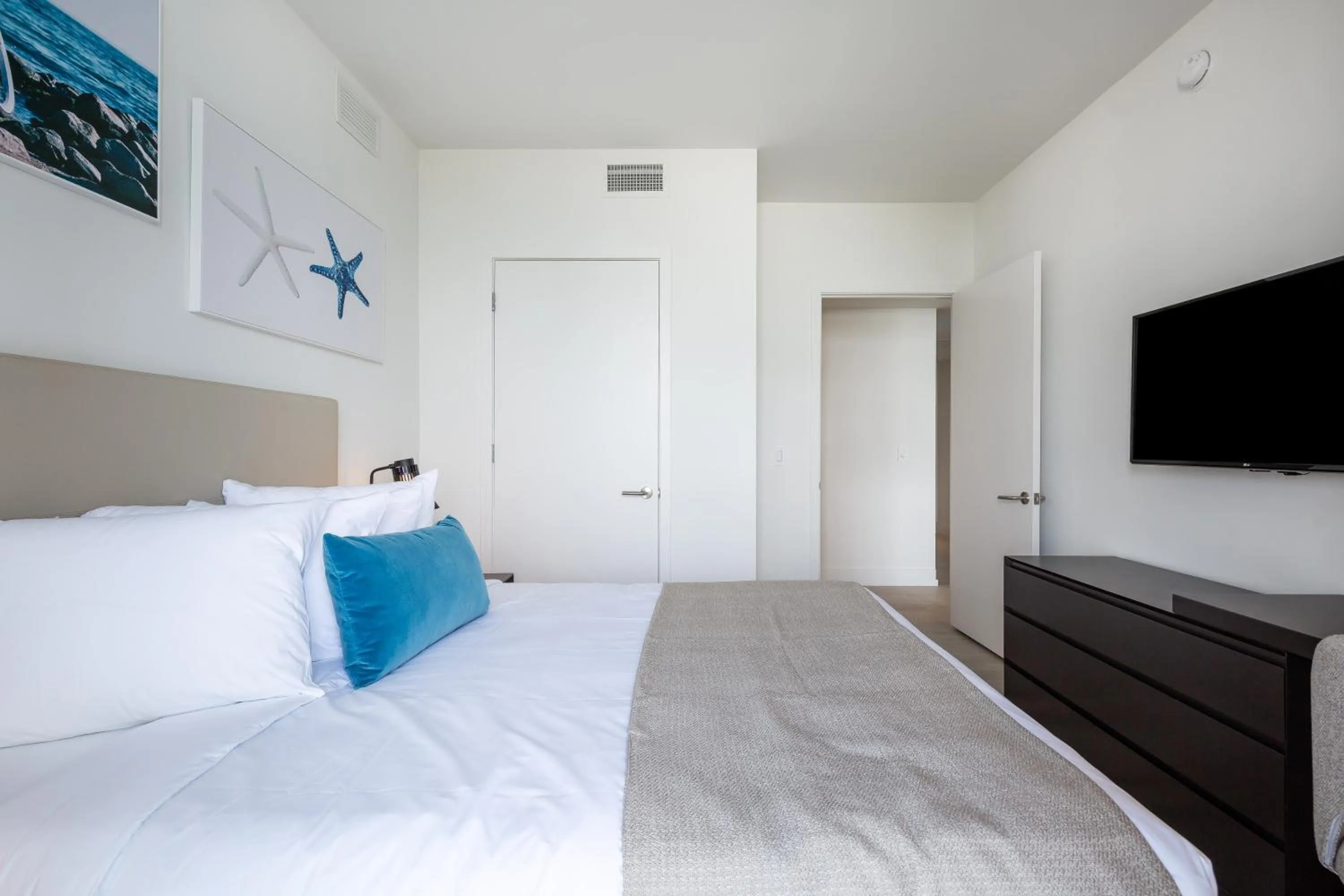 Bed in Hyde Beach House Hollywood Private Suites