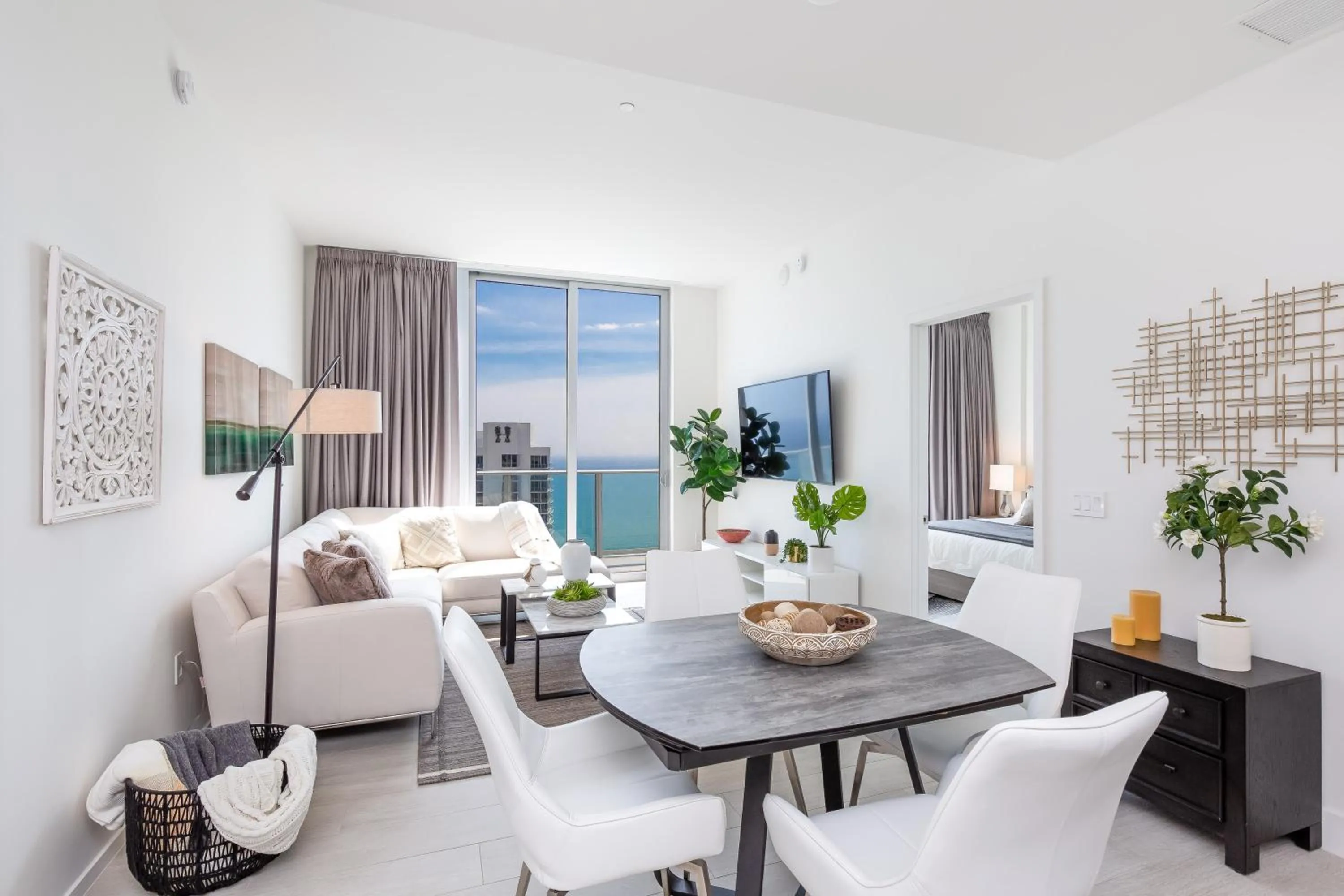 TV and multimedia in Hyde Beach House Hollywood Private Suites