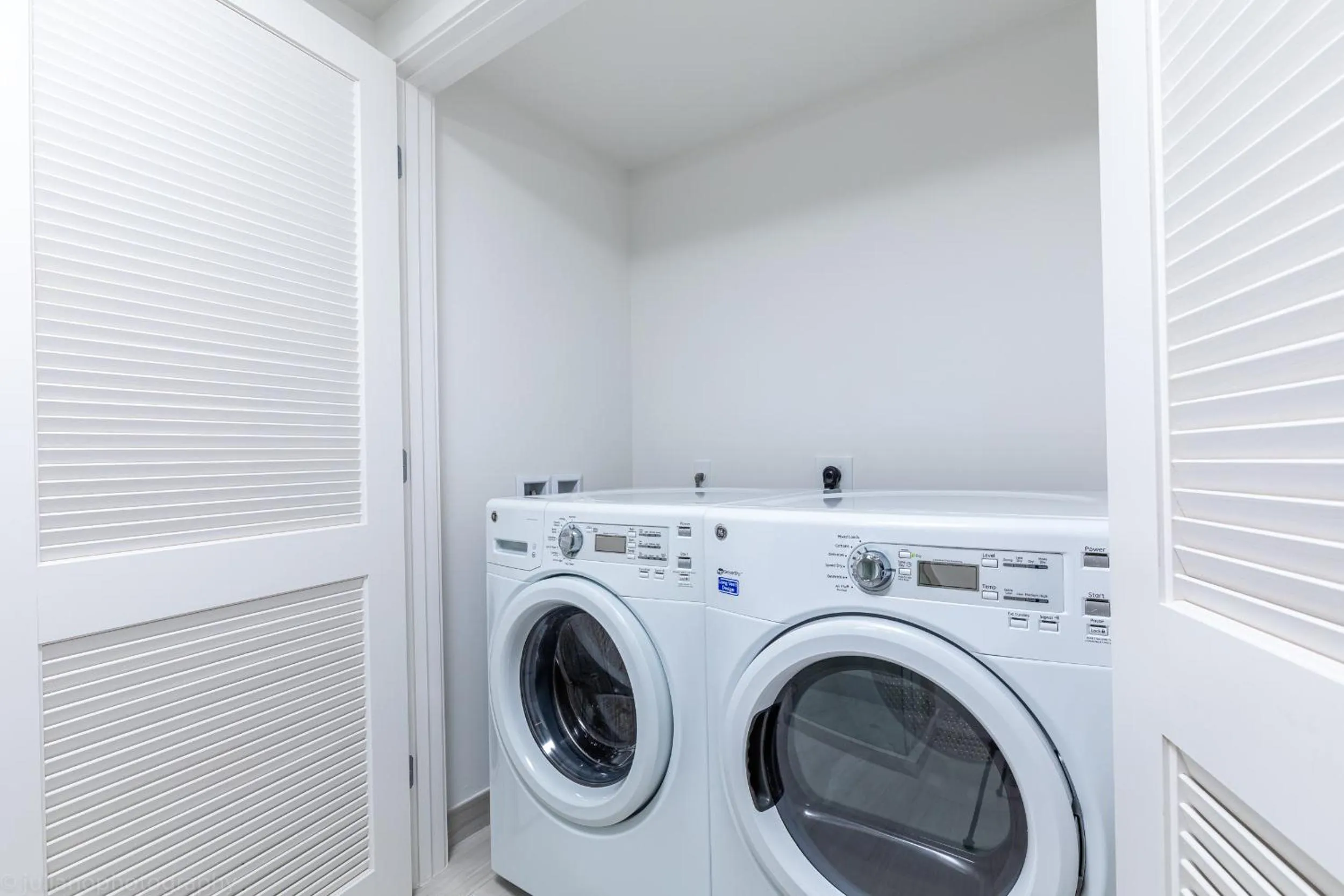 washing machine in Hyde Beach House Hollywood Private Suites