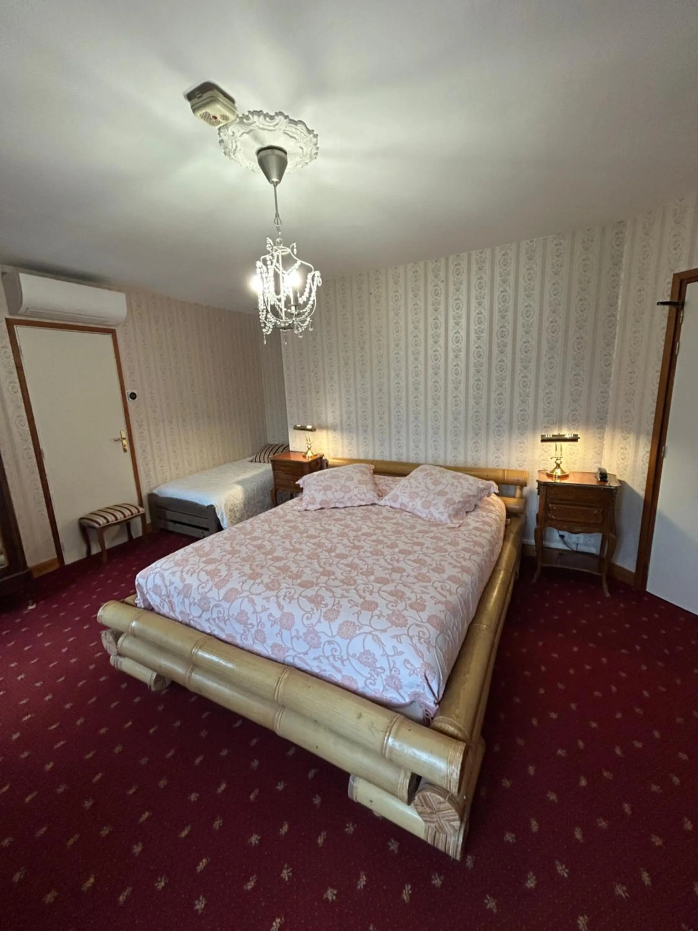 Bed in Hotel De La Loire
