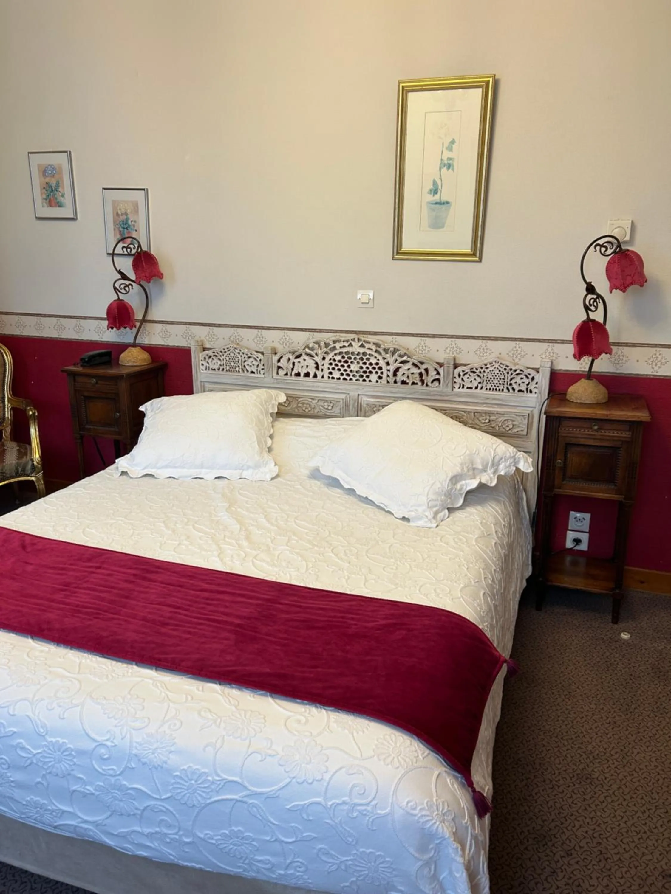 Bed in Hotel De La Loire