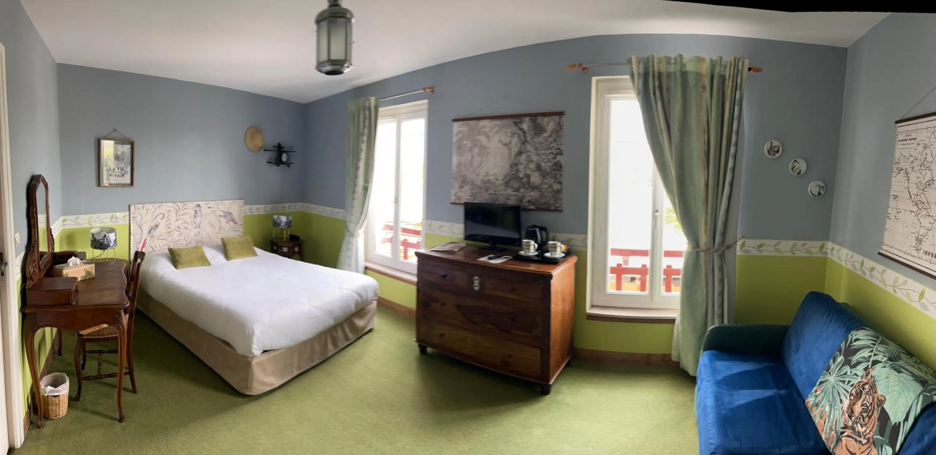 Bed in Hotel De La Loire