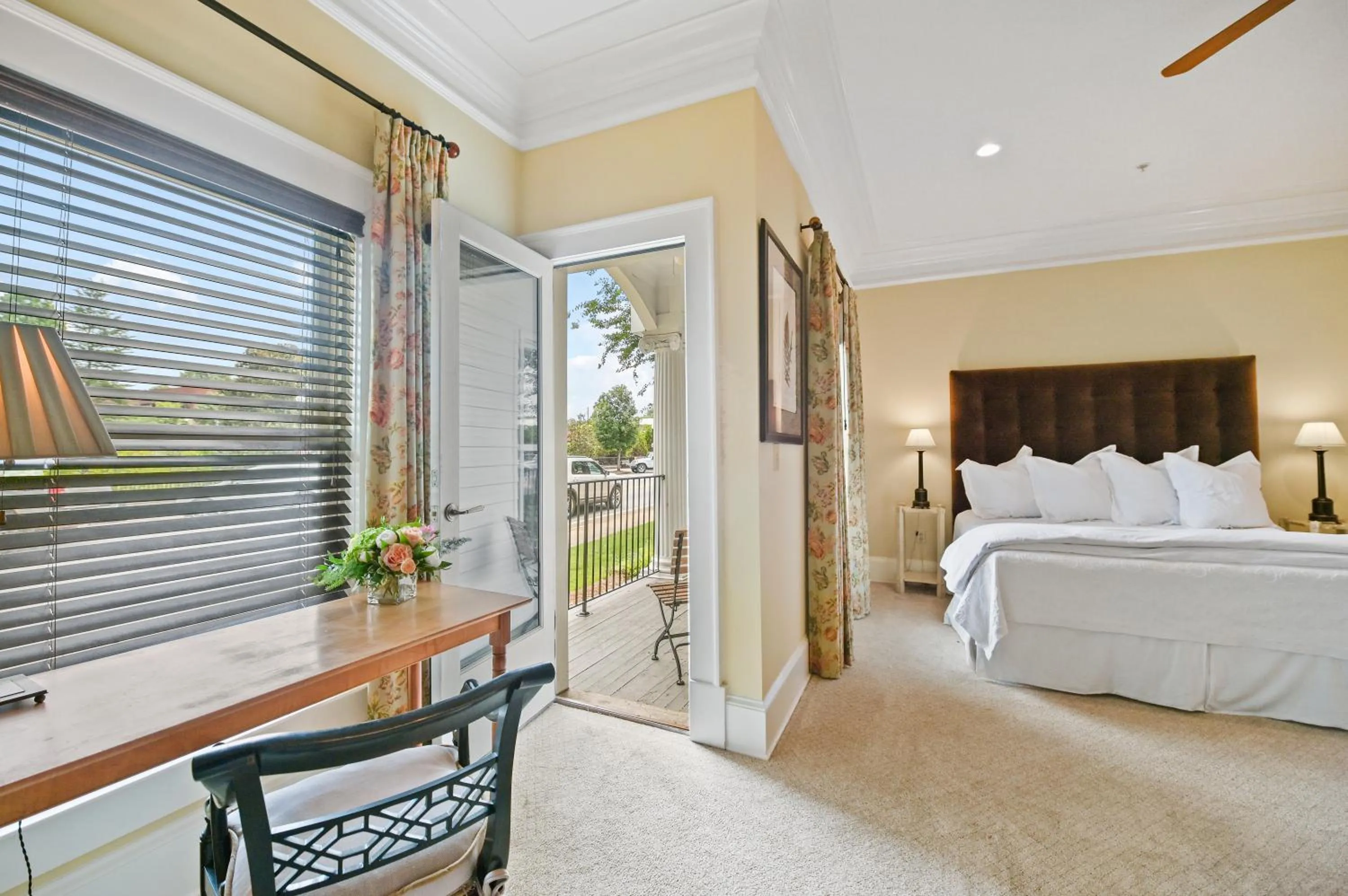 Living room in The James Madison Inn