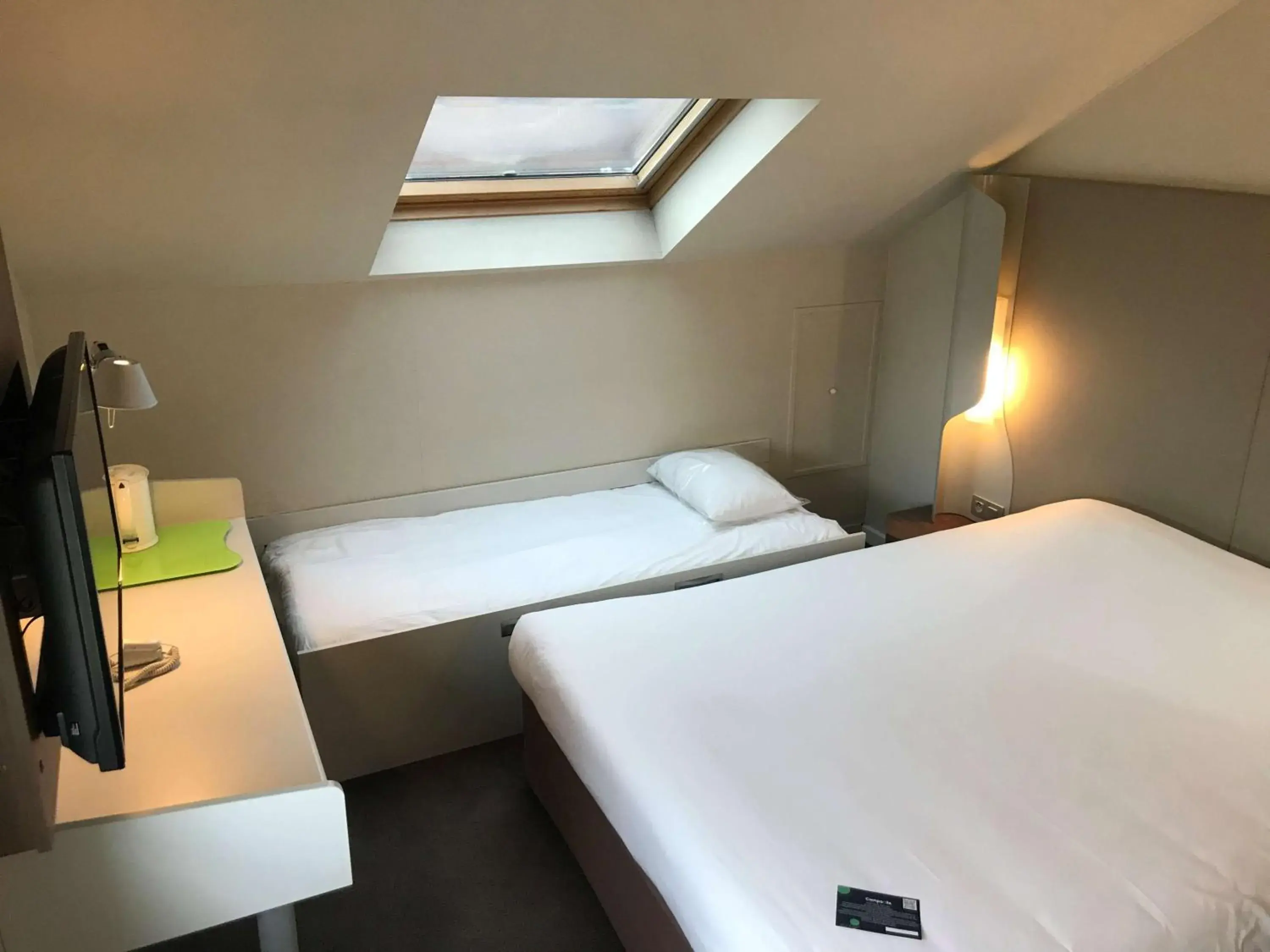 One Double Bed 3 Single Beds - single occupancy in Campanile Lille Nord Wasquehal One Double Bed 3 Single Beds - single occupancy in Campanile Lille Nord Wasquehal