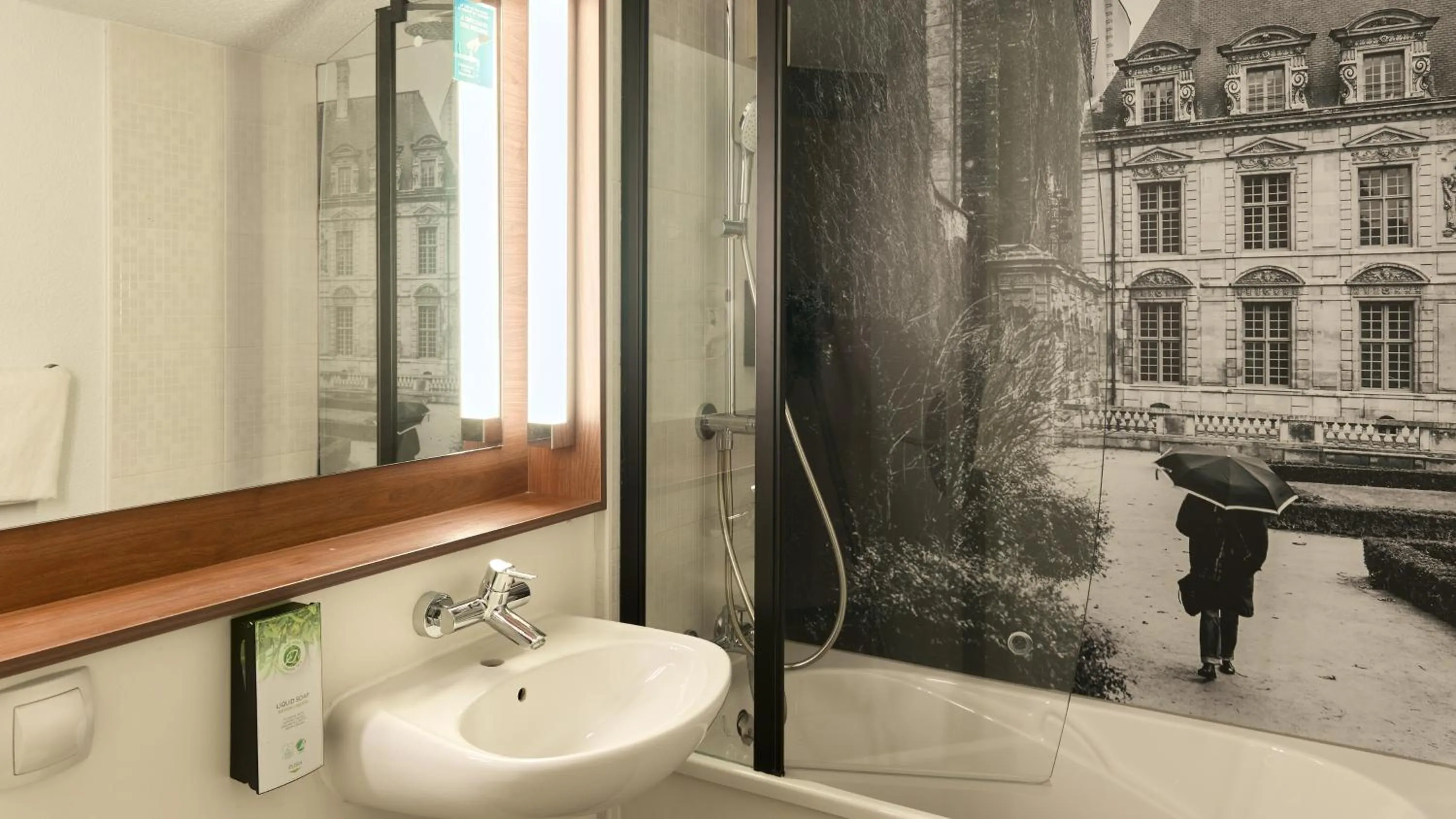 Shower in Campanile Lille Nord Wasquehal