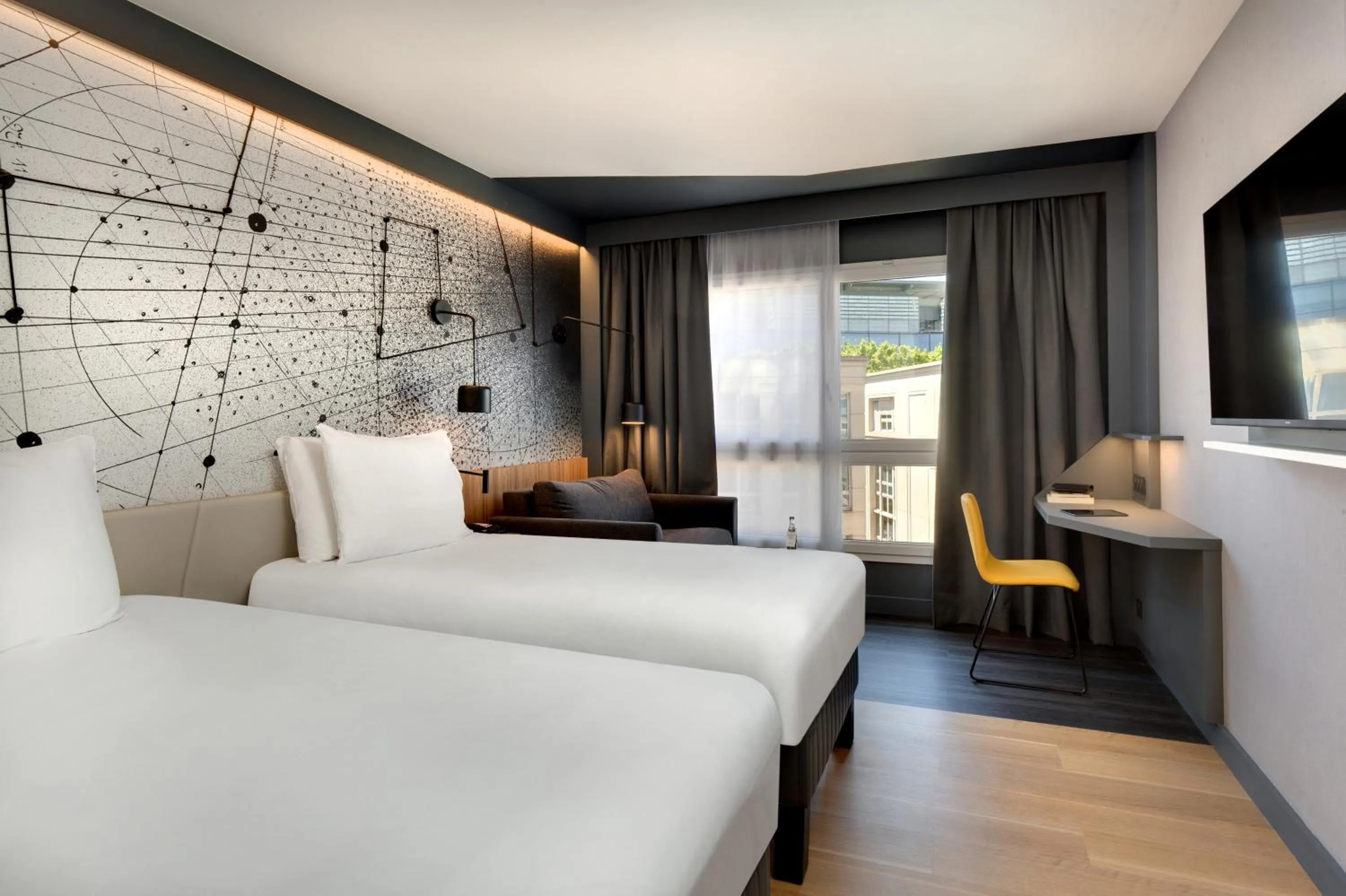 Photo of the whole room, Bed in Mercure Montpellier Centre Antigone