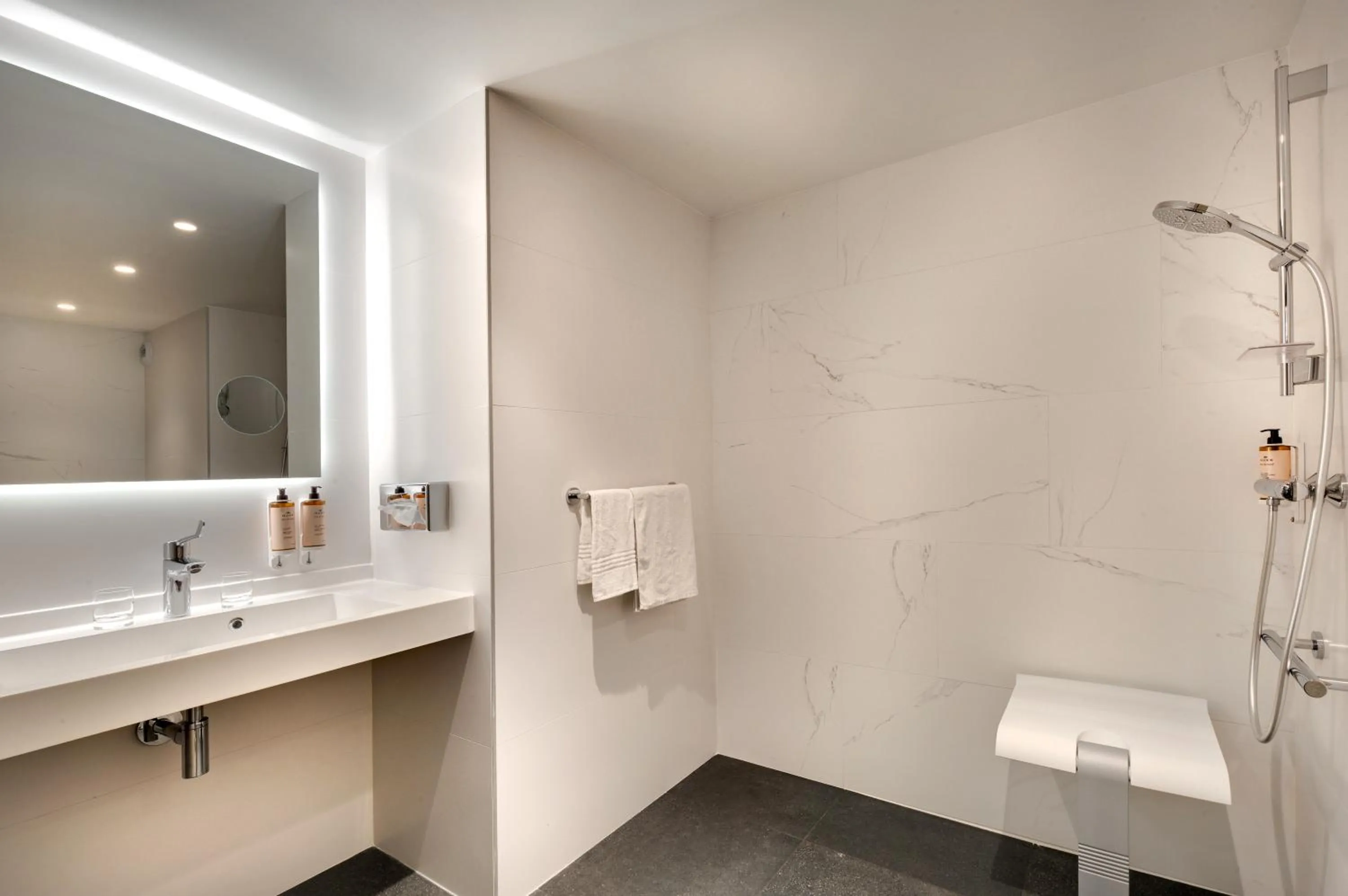 Shower in Mercure Montpellier Centre Antigone