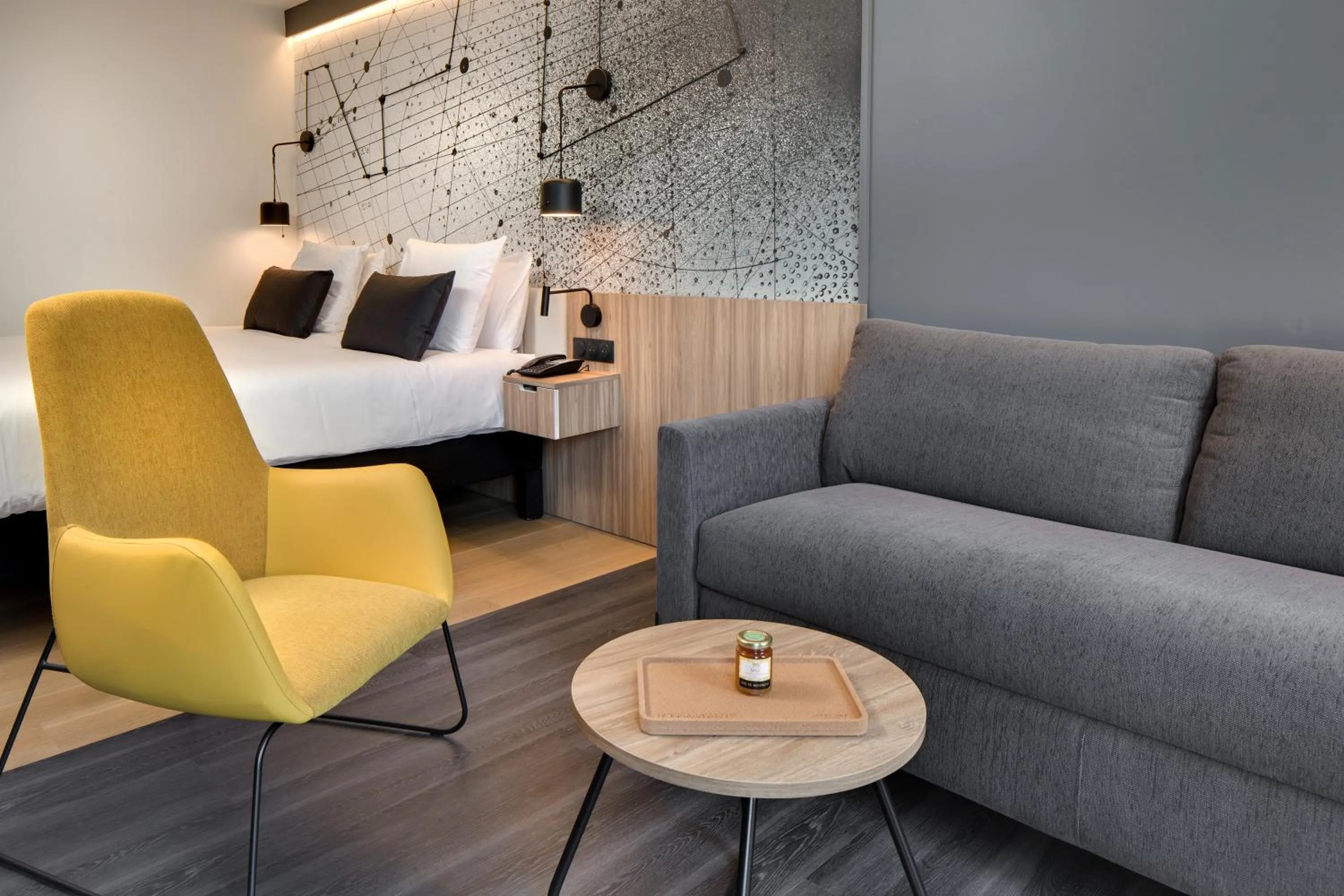 Seating area, Bed in Mercure Montpellier Centre Antigone