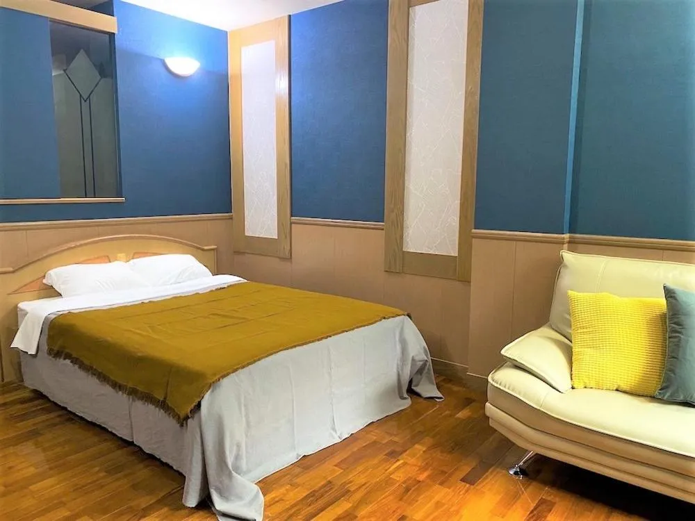 Photo of the whole room, Bed in Hotel bin