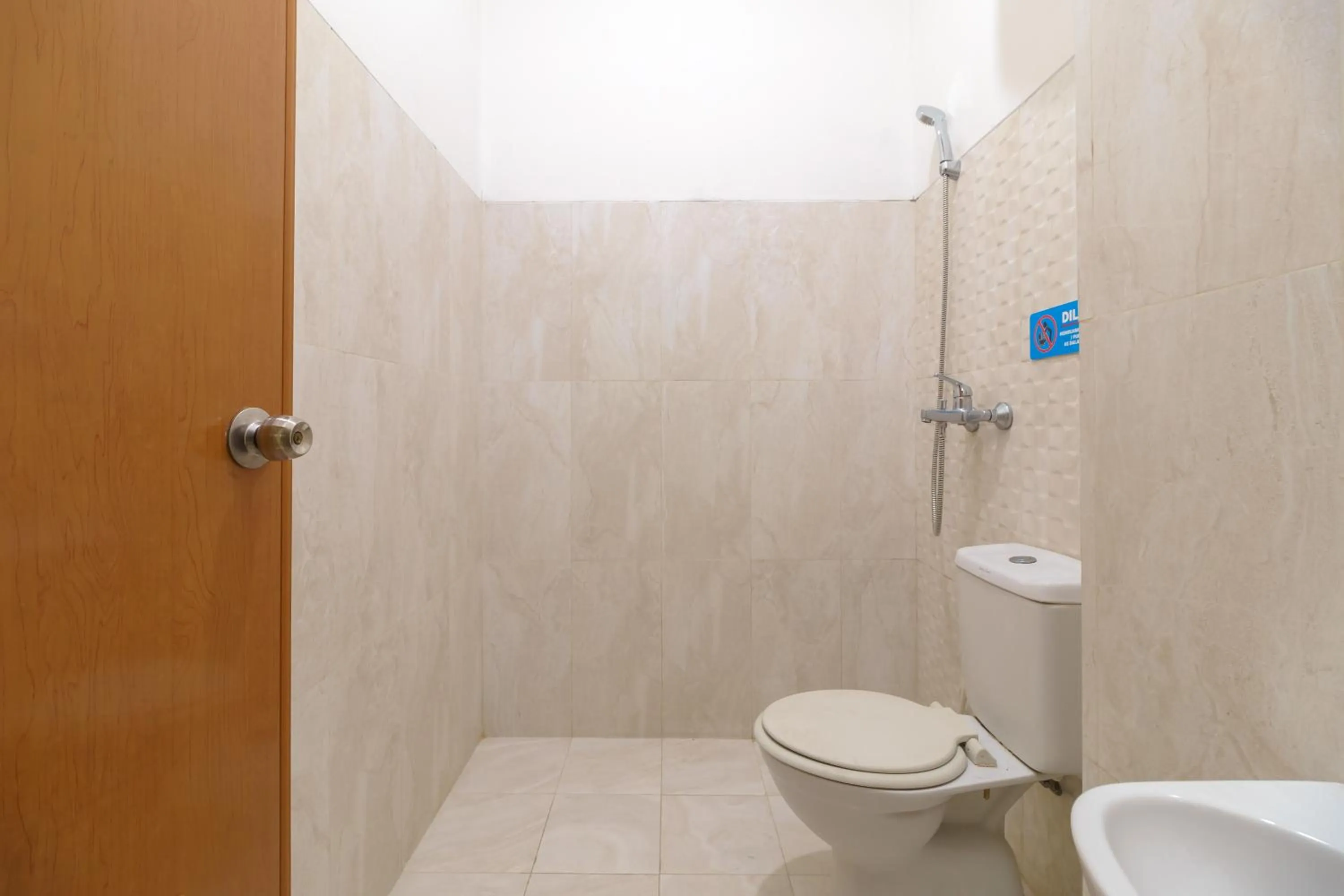 Bathroom in RedDoorz Syariah @ Cinere Depok