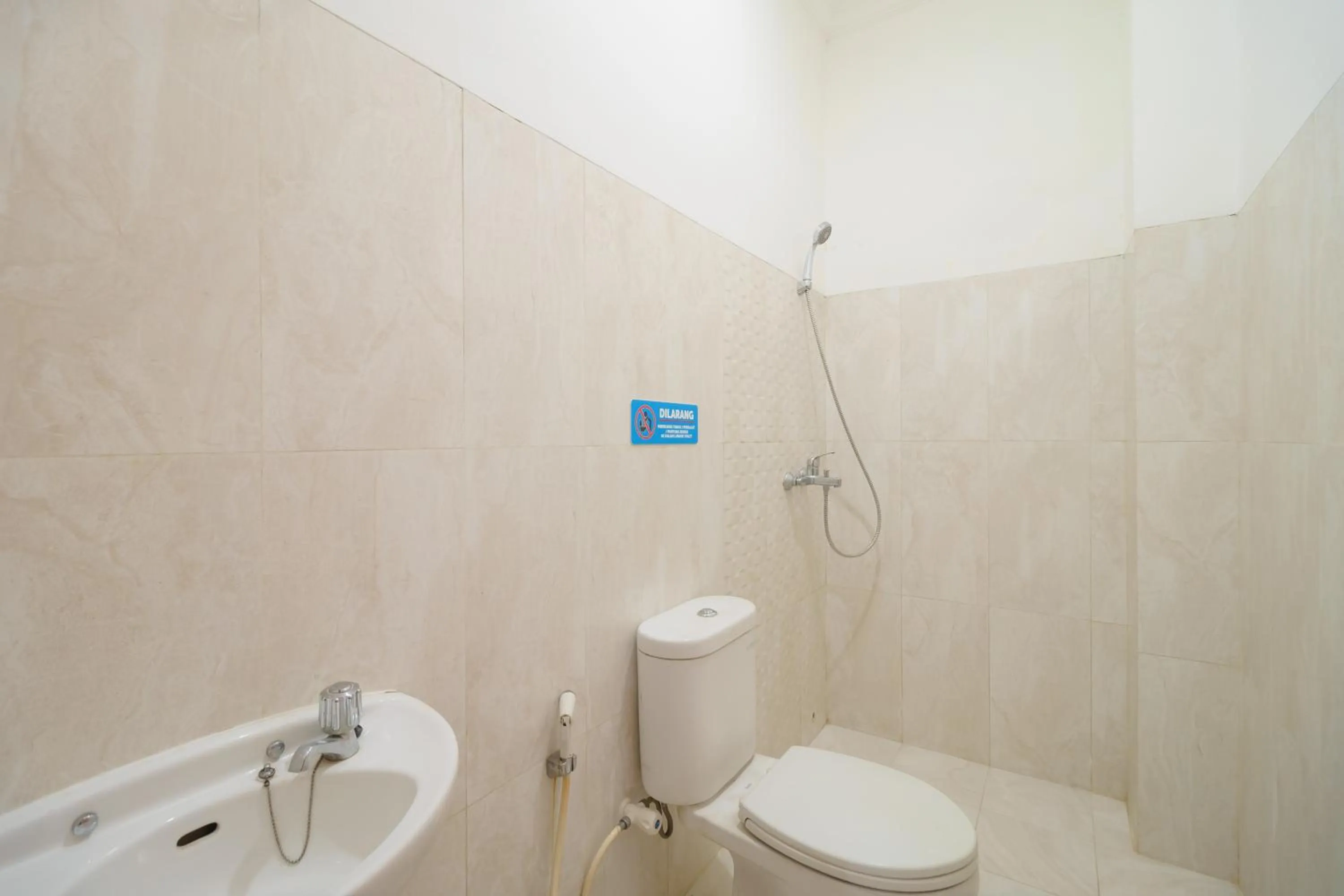 Bathroom in RedDoorz Syariah @ Cinere Depok