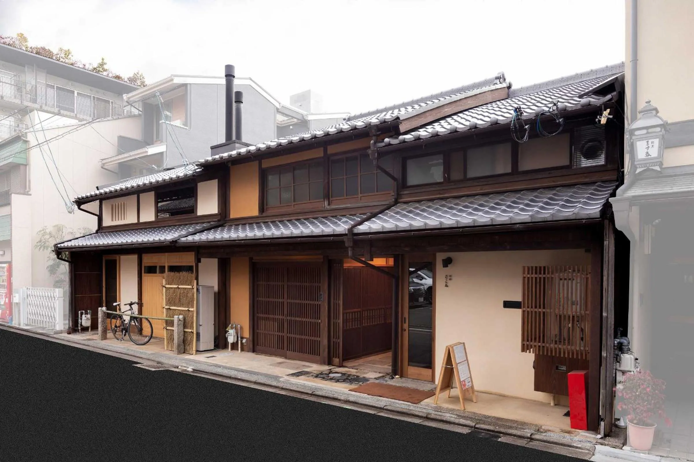Property building in Kanade Matsubaragokomachi-Momijittei