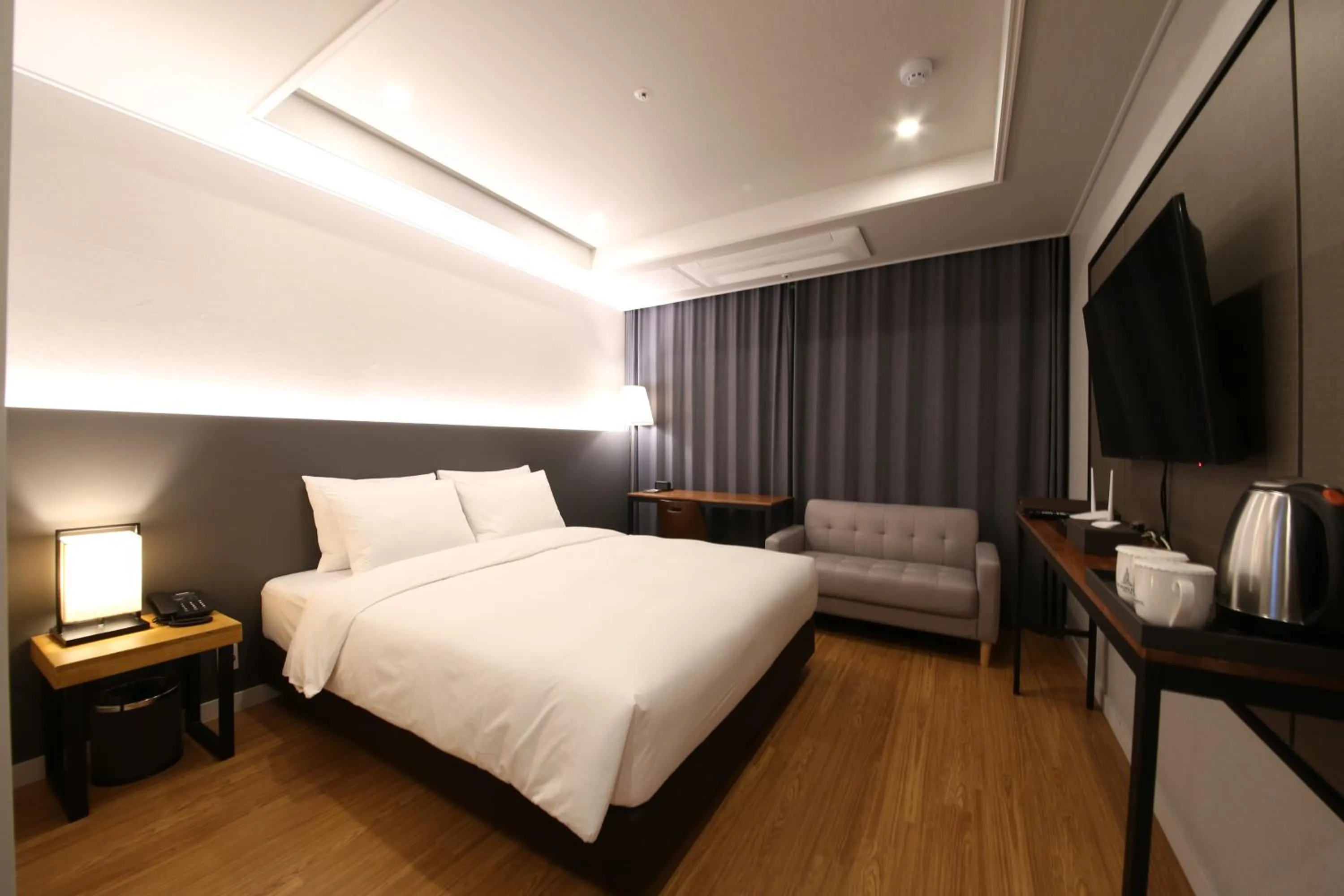 Bed in The Mains Hotel