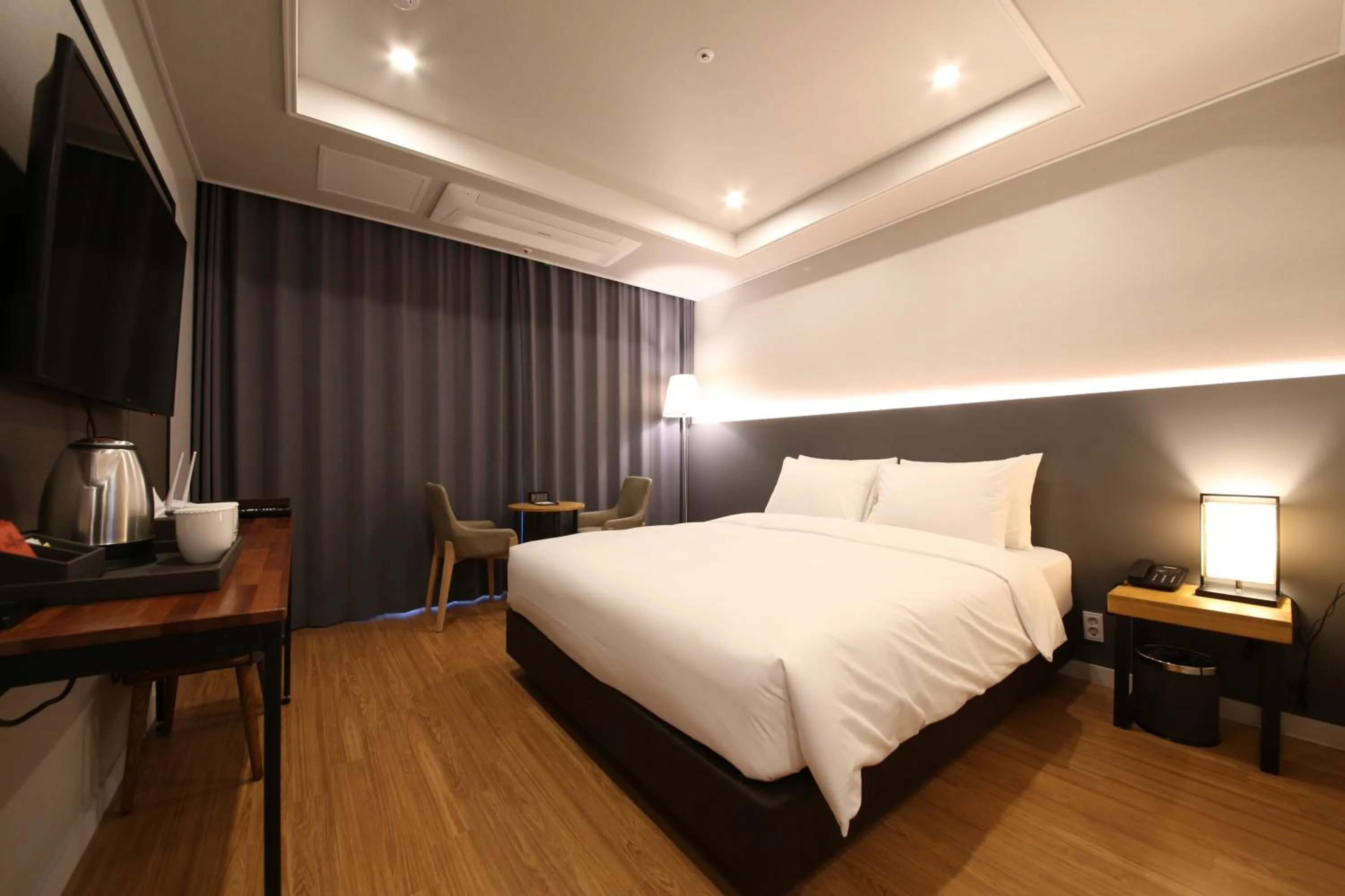 Bed in The Mains Hotel