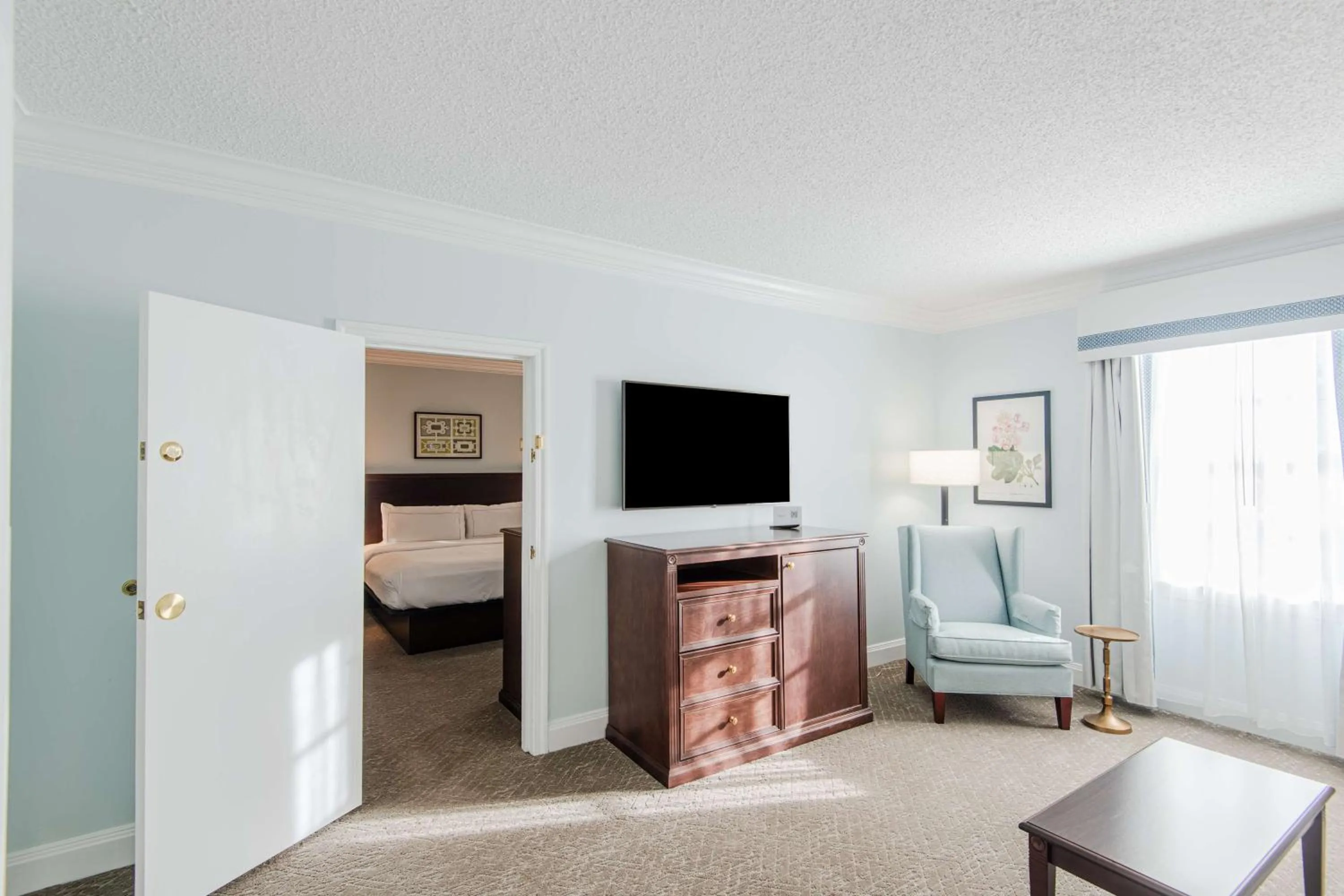 Living room, Bed in The Founders Inn & Spa Tapestry Collection By Hilton