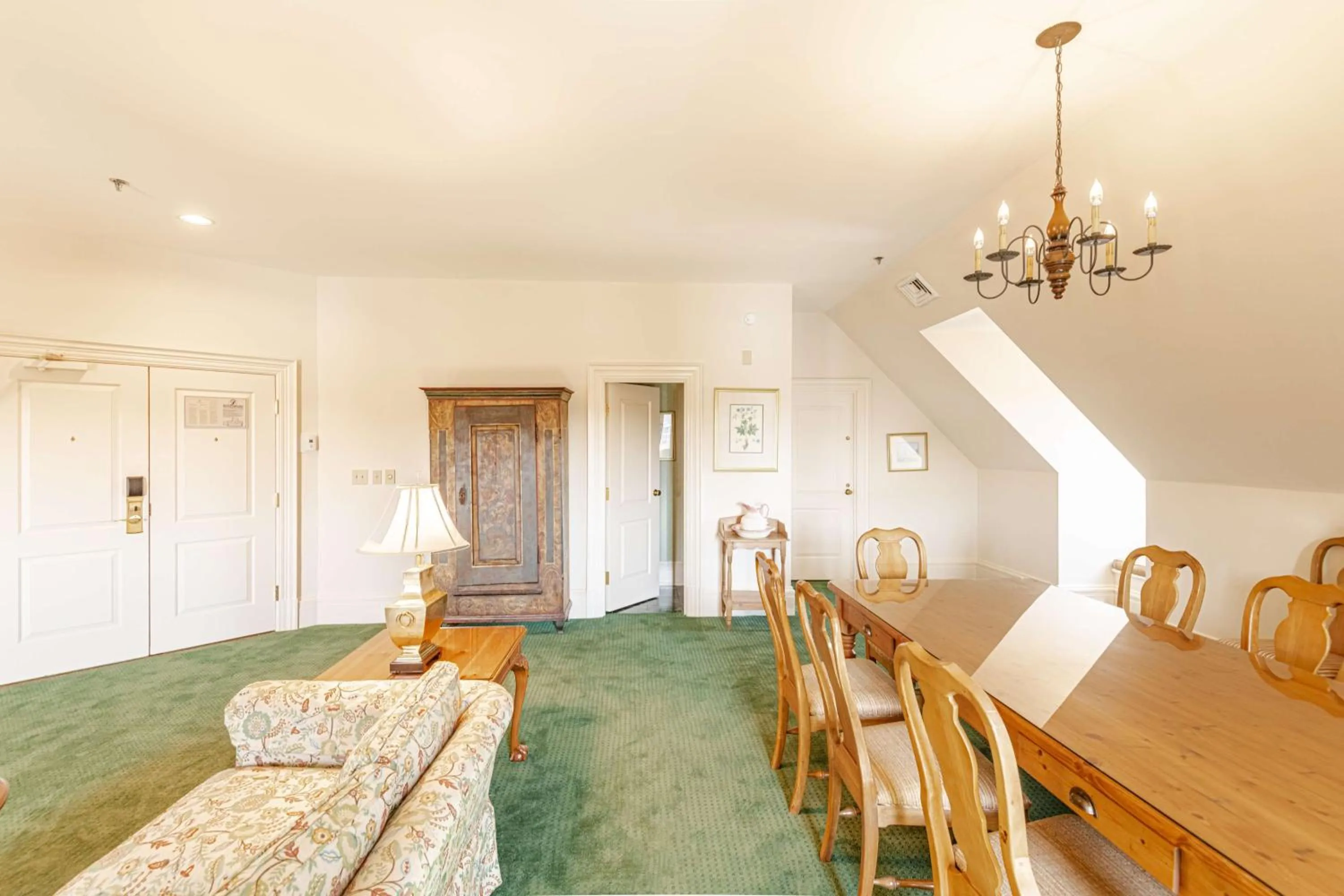 Living room in The Founders Inn & Spa Tapestry Collection By Hilton