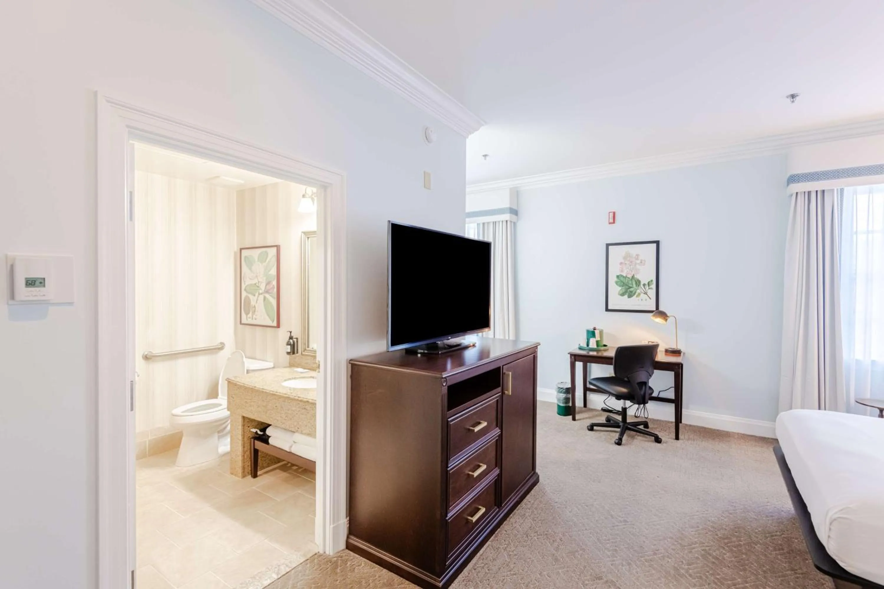 Living room, Bed in The Founders Inn & Spa Tapestry Collection By Hilton