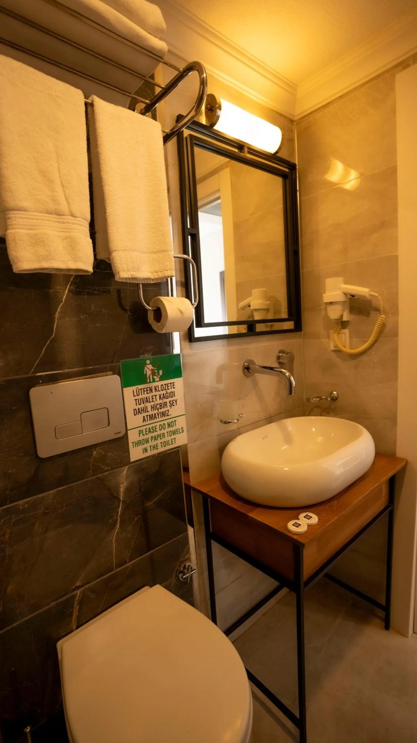 Toilet in Farina Hotel By Cigno