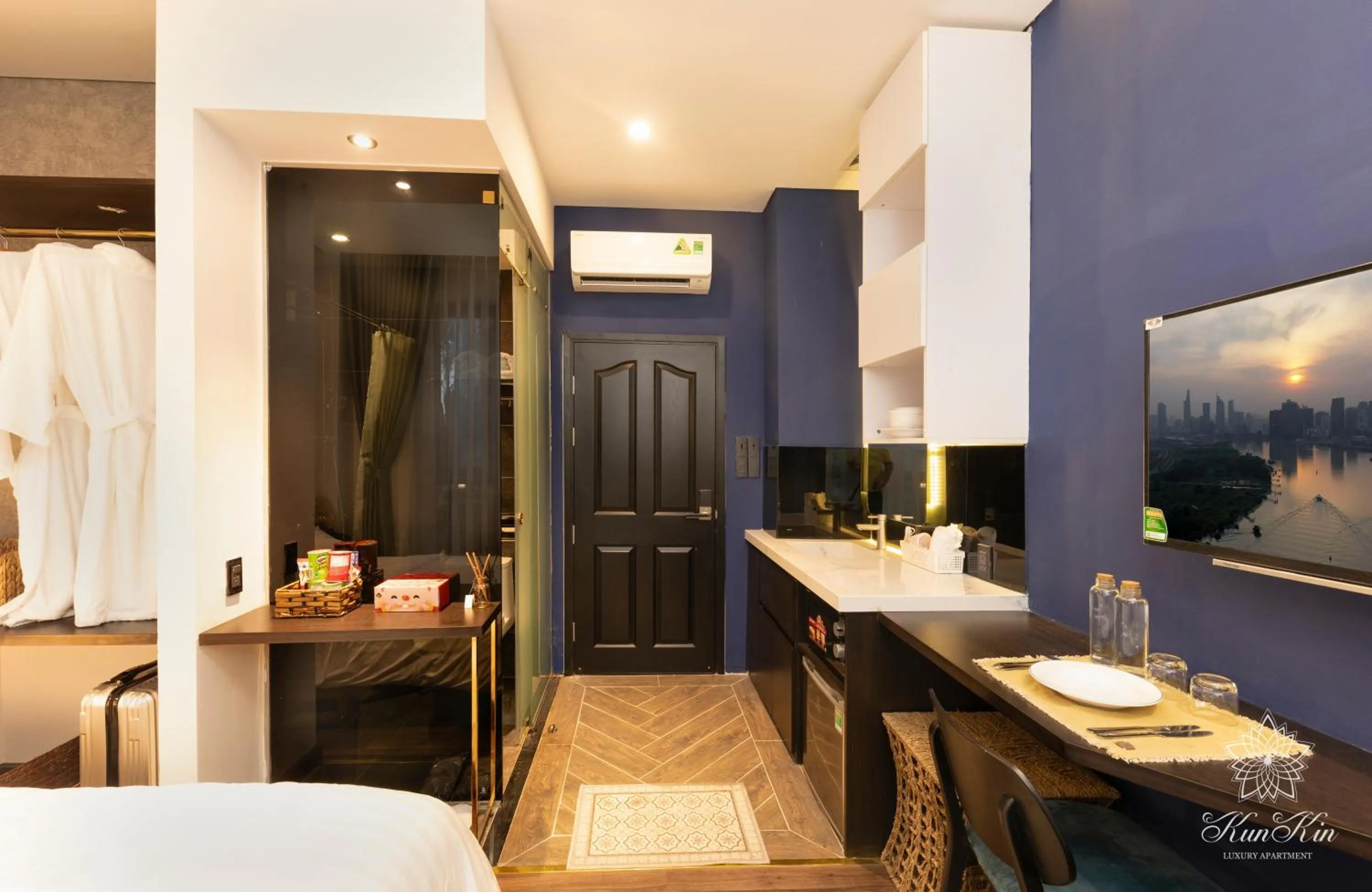 TV and multimedia in KunKin Luxury Hotel & Apartment