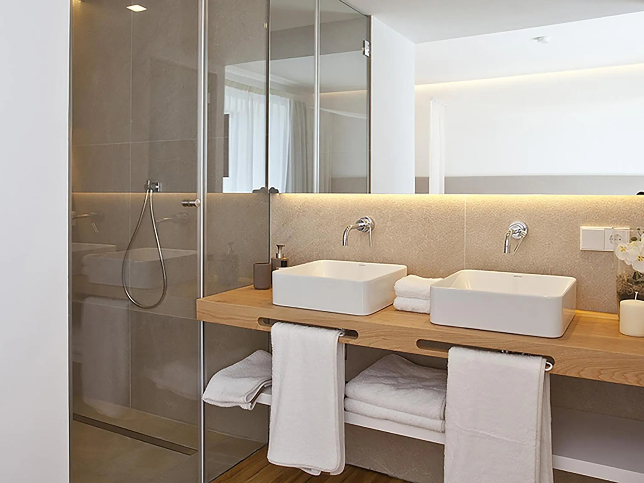 Shower in Ynaira hotel & Spa