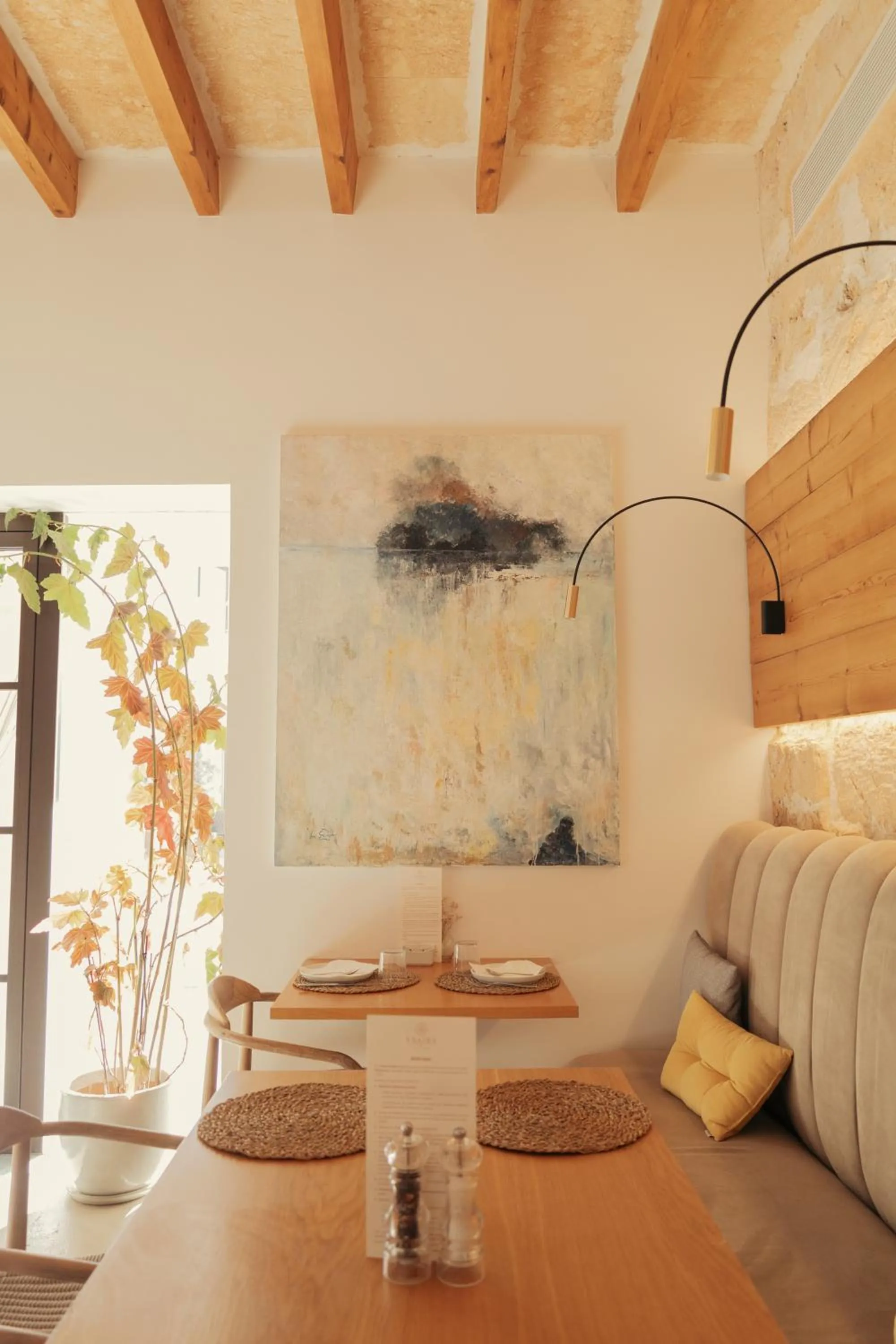 Restaurant/places to eat in Ynaira hotel & Spa