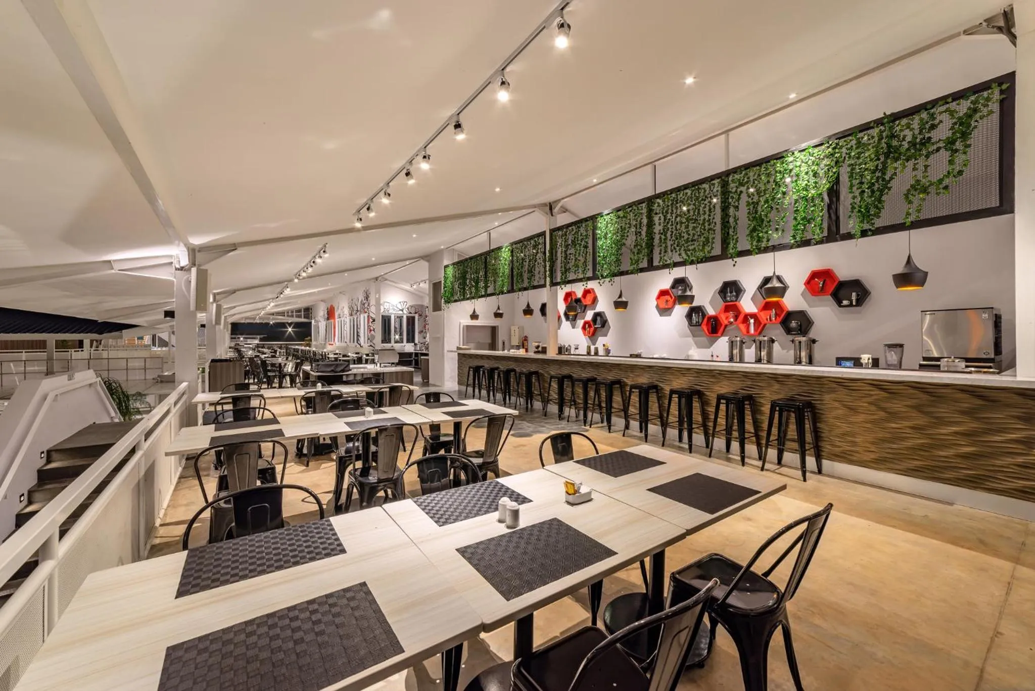 Restaurant/places to eat in Kontena Hotel