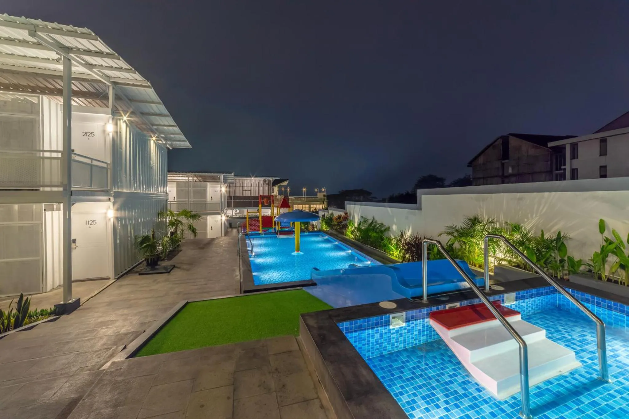 Swimming pool in Kontena Hotel