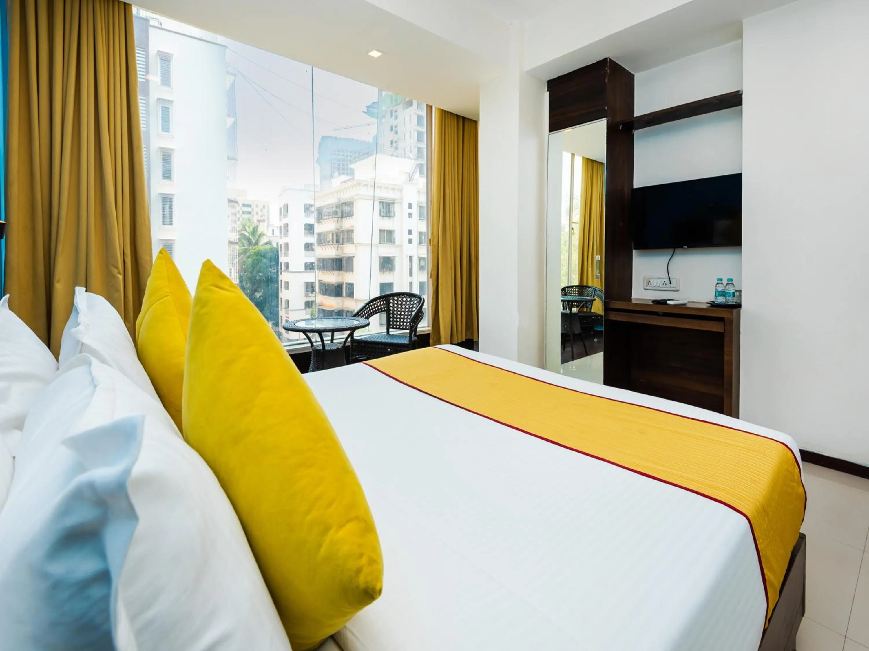 Bed in Hotel Aura - Near Malad Link Road