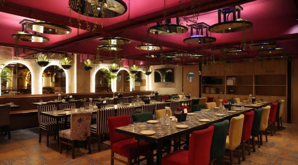 Restaurant/places to eat in Hotel Aura - Near Malad Link Road