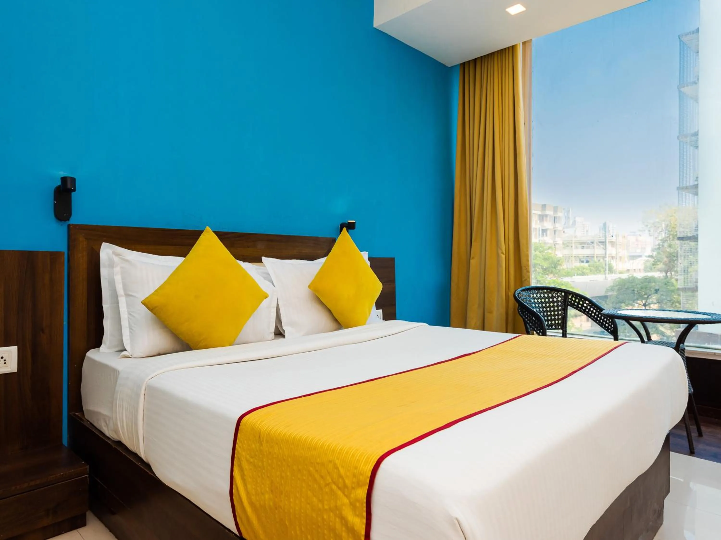Bed in Hotel Aura - Near Malad Link Road