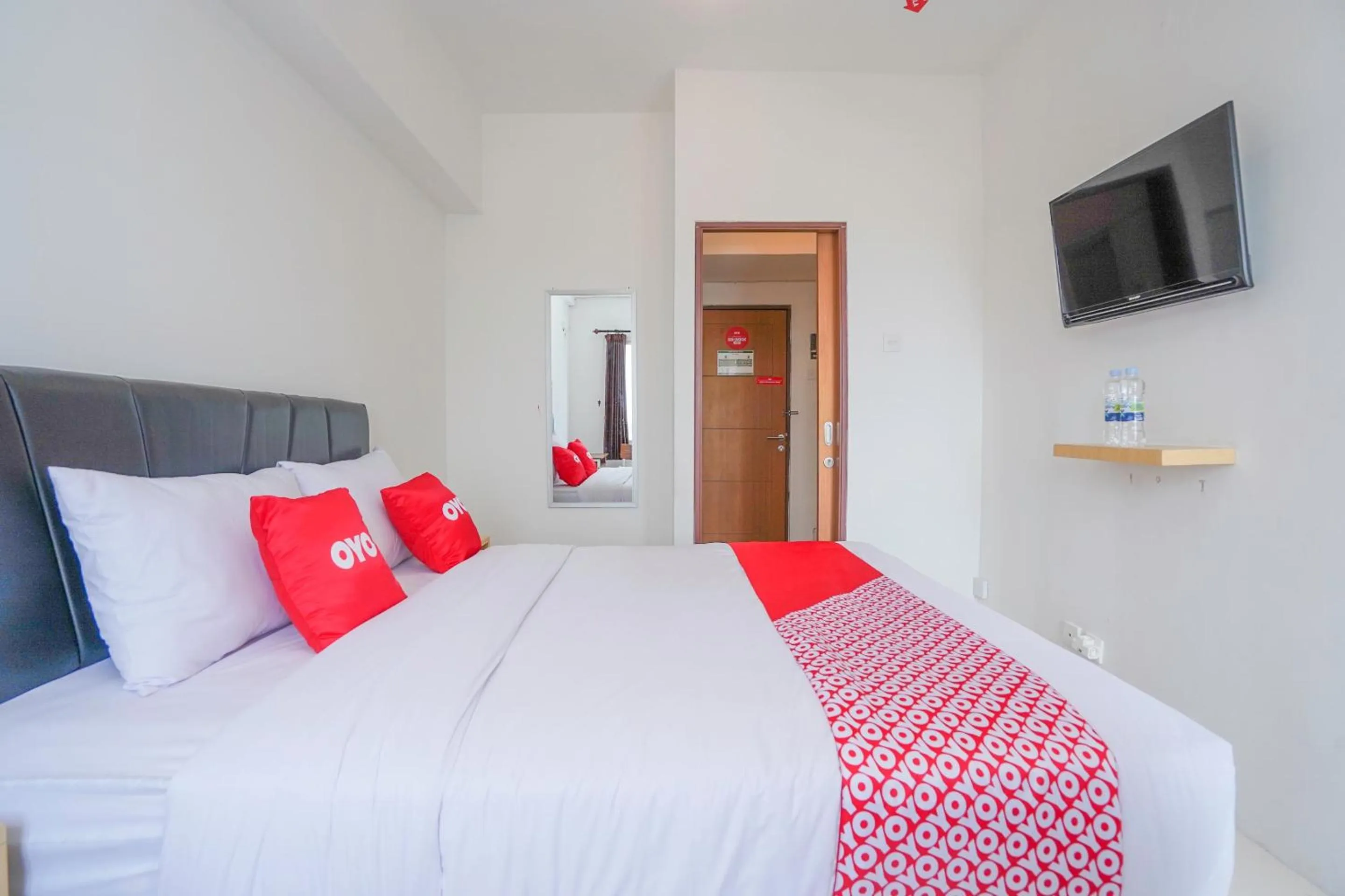 Bedroom, Bed in Capital O 91962 Pavilion Permata Surabaya