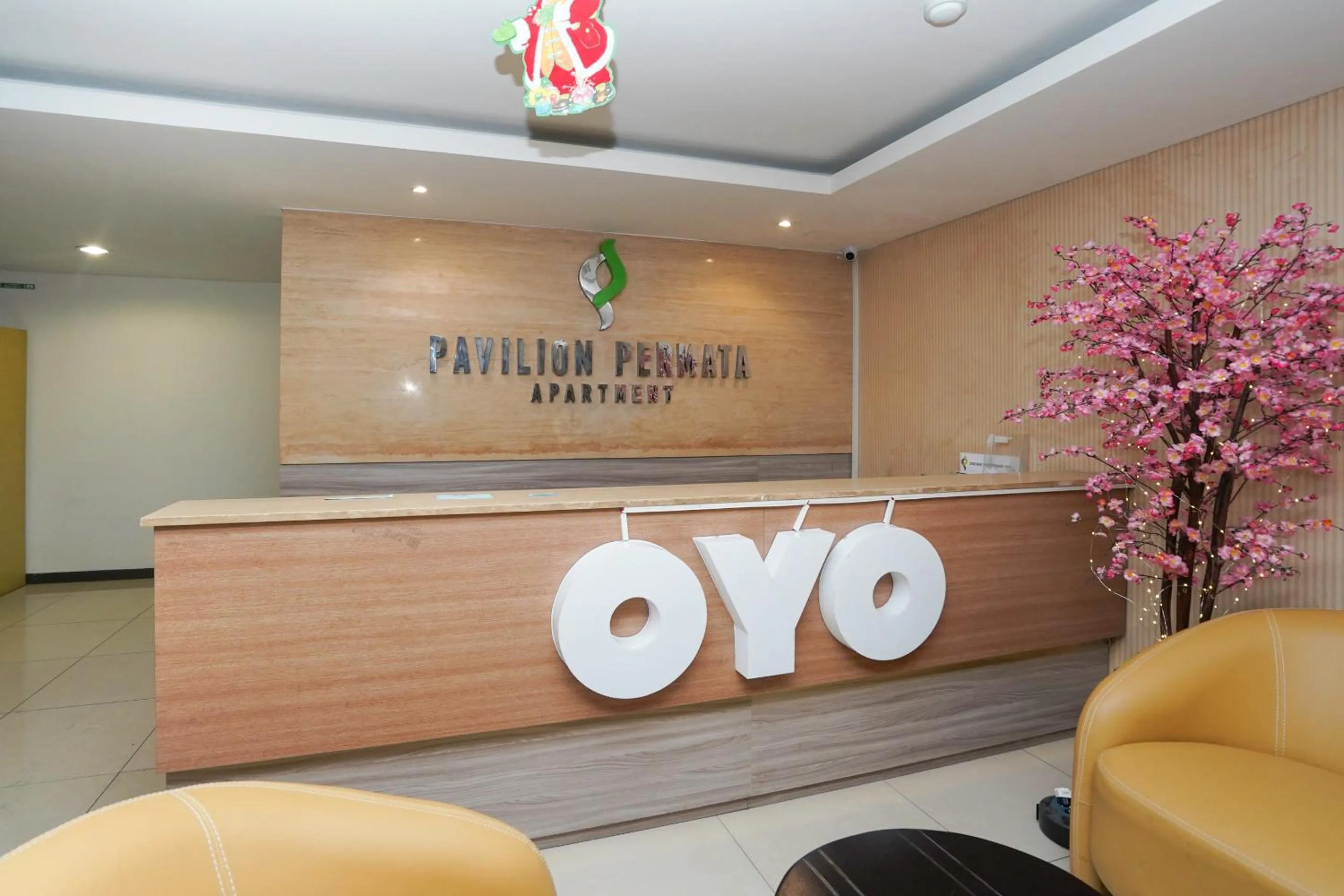 Lobby or reception in Capital O 91962 Pavilion Permata Surabaya