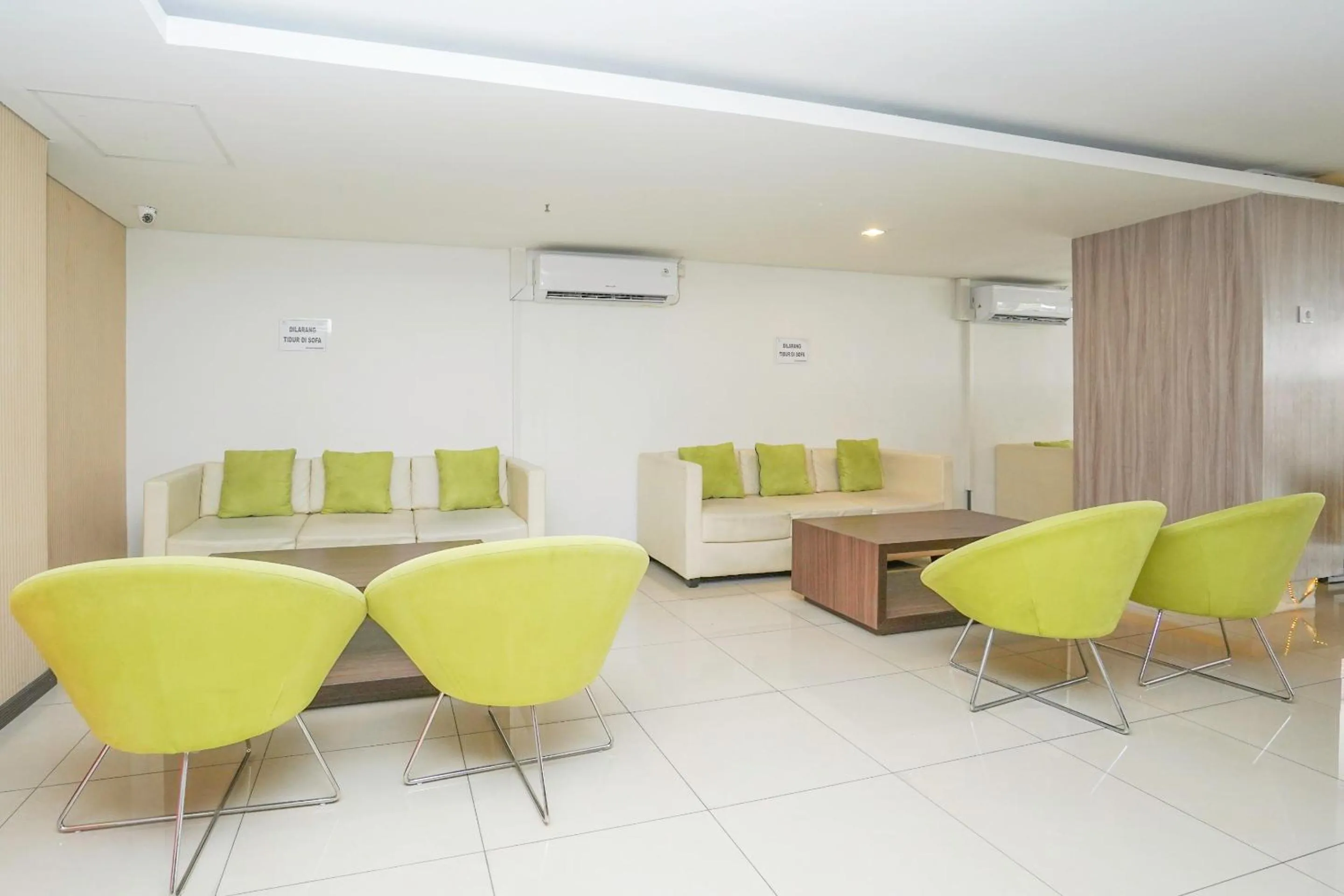 Lobby or reception in Capital O 91962 Pavilion Permata Surabaya