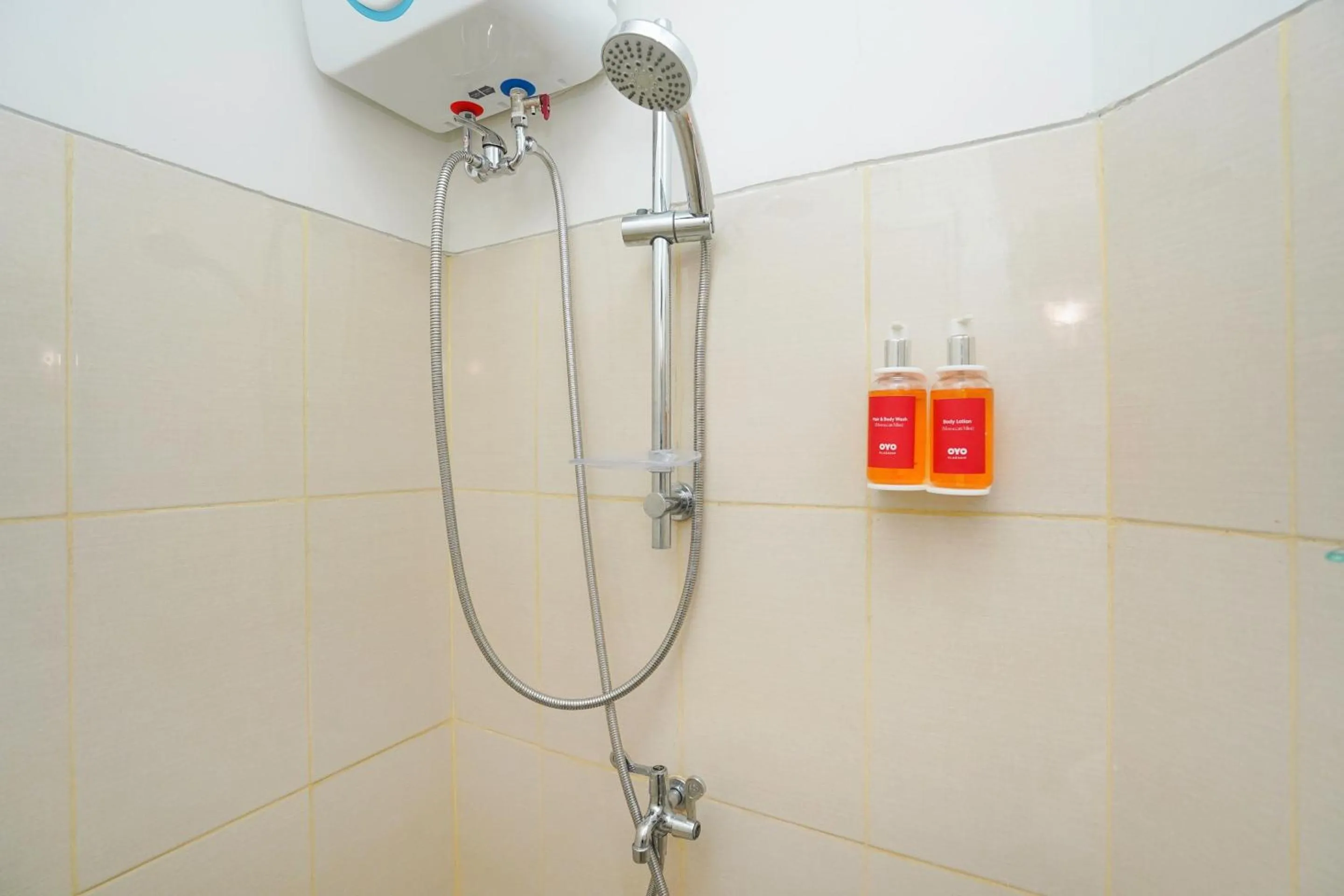 Bathroom in Capital O 91962 Pavilion Permata Surabaya