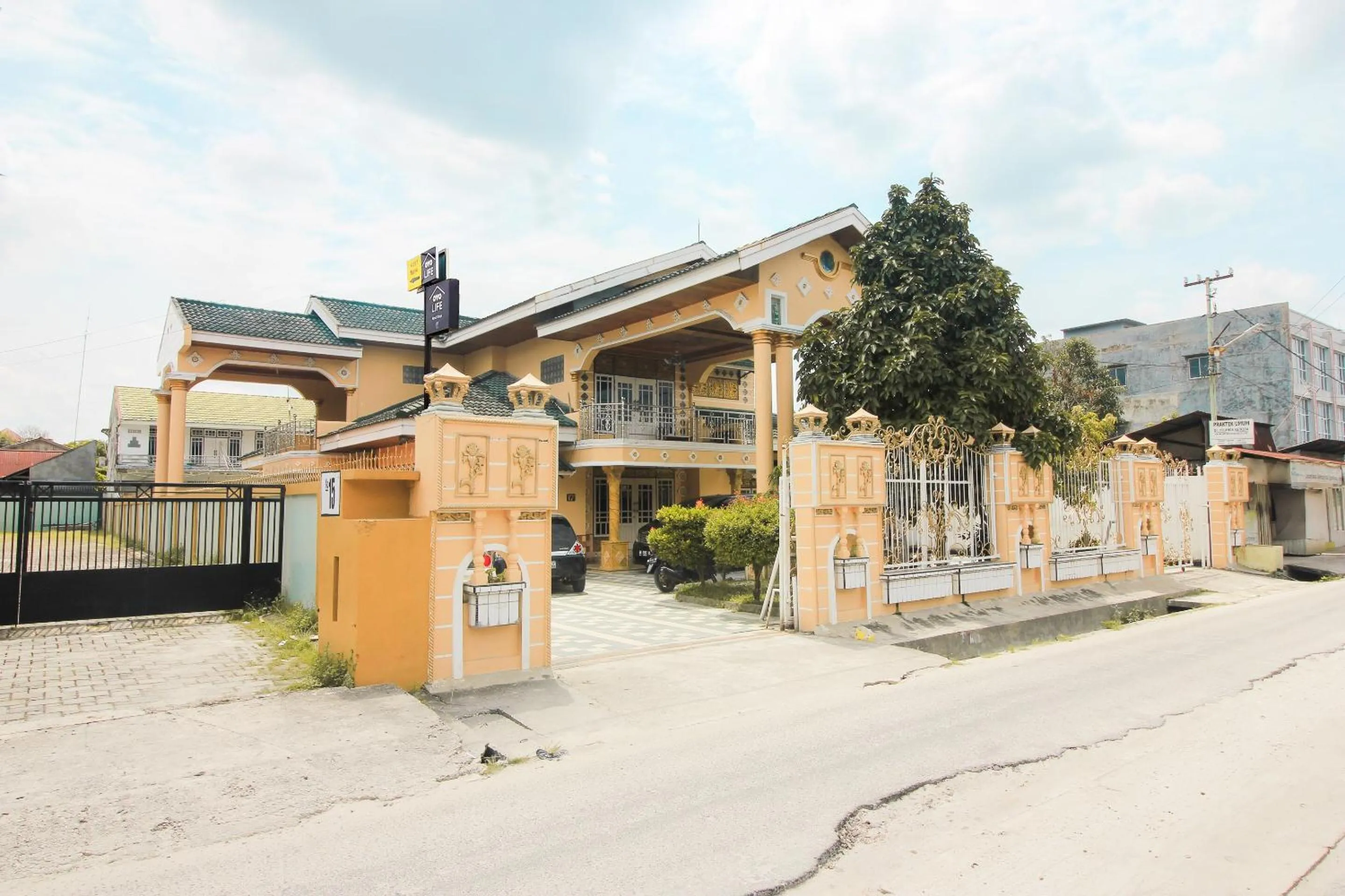 Facade/entrance in OYO Life 2553 Kost Daya