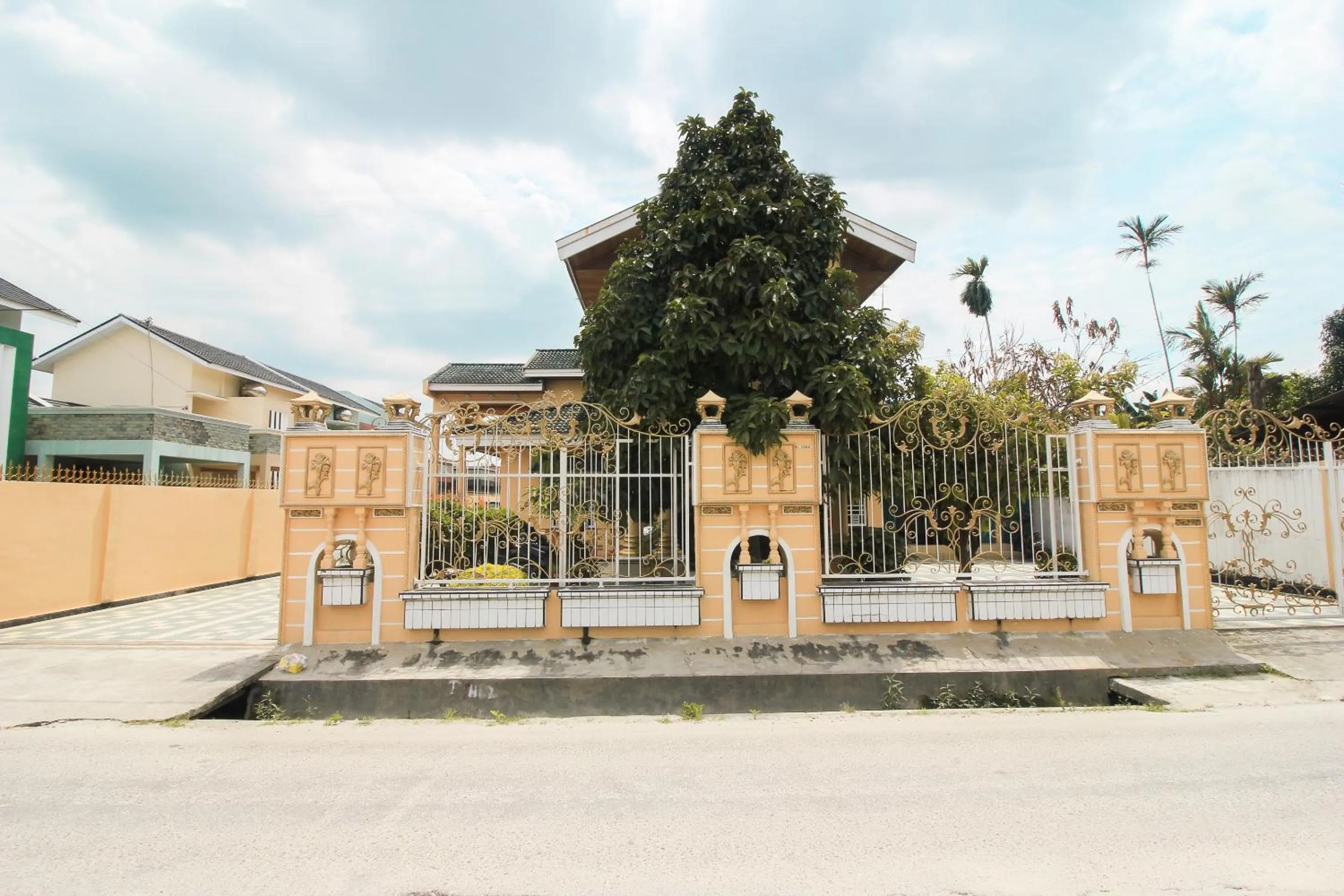 Facade/entrance in OYO Life 2553 Kost Daya