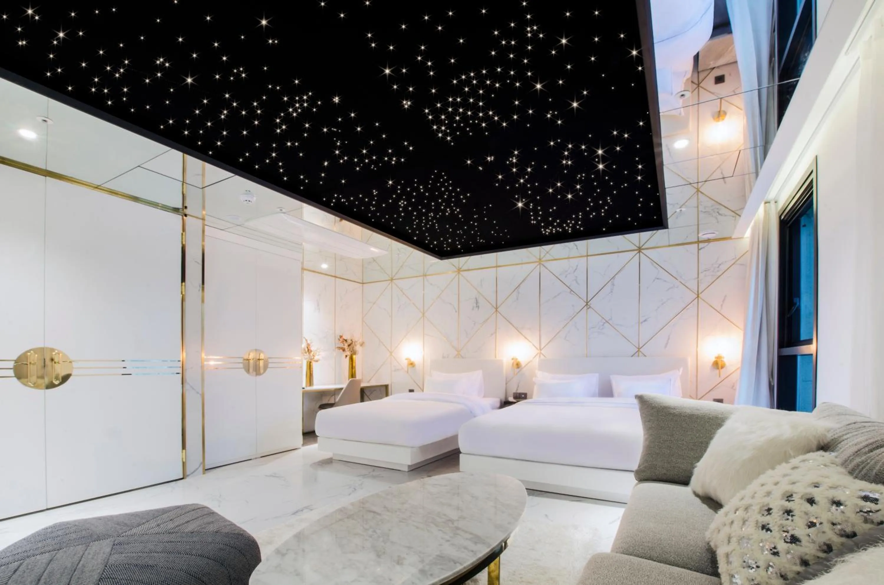 Photo of the whole room, Bed in Hotel the Castle Jamsil#1