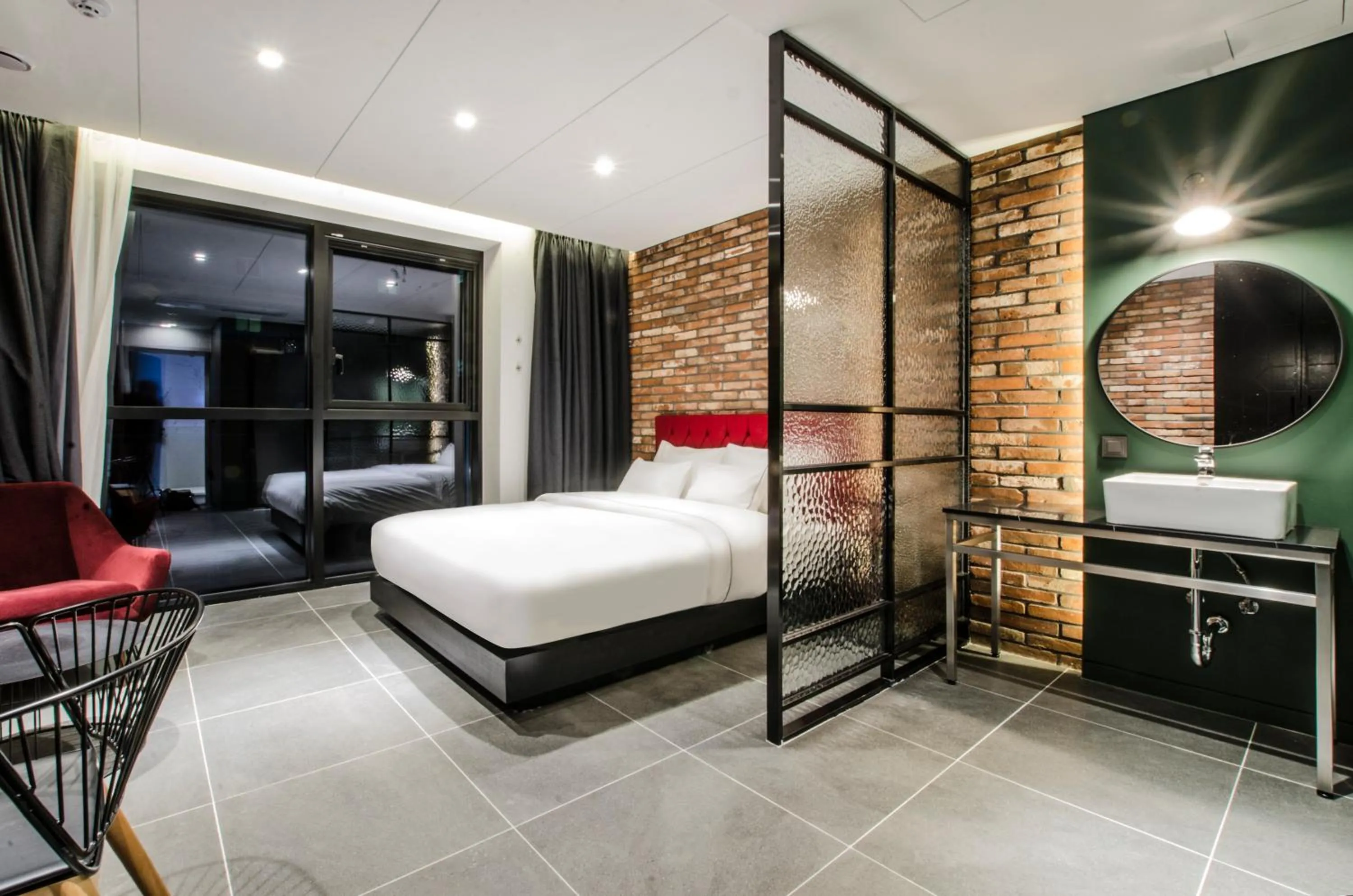 Photo of the whole room, Bed in Hotel the Castle Jamsil#1