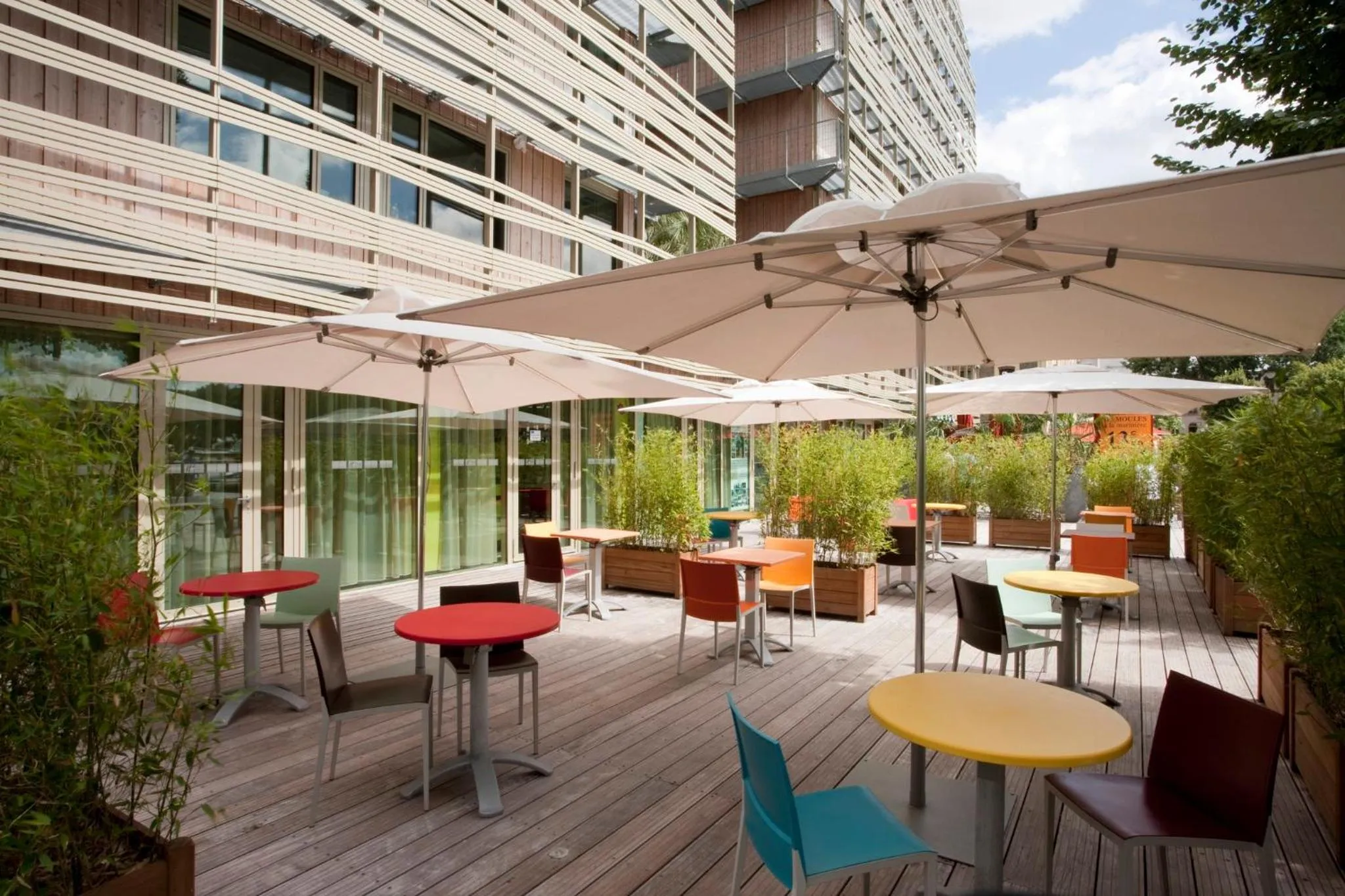 Lounge or bar in Holiday Inn Express Paris-Canal De La Villette by IHG