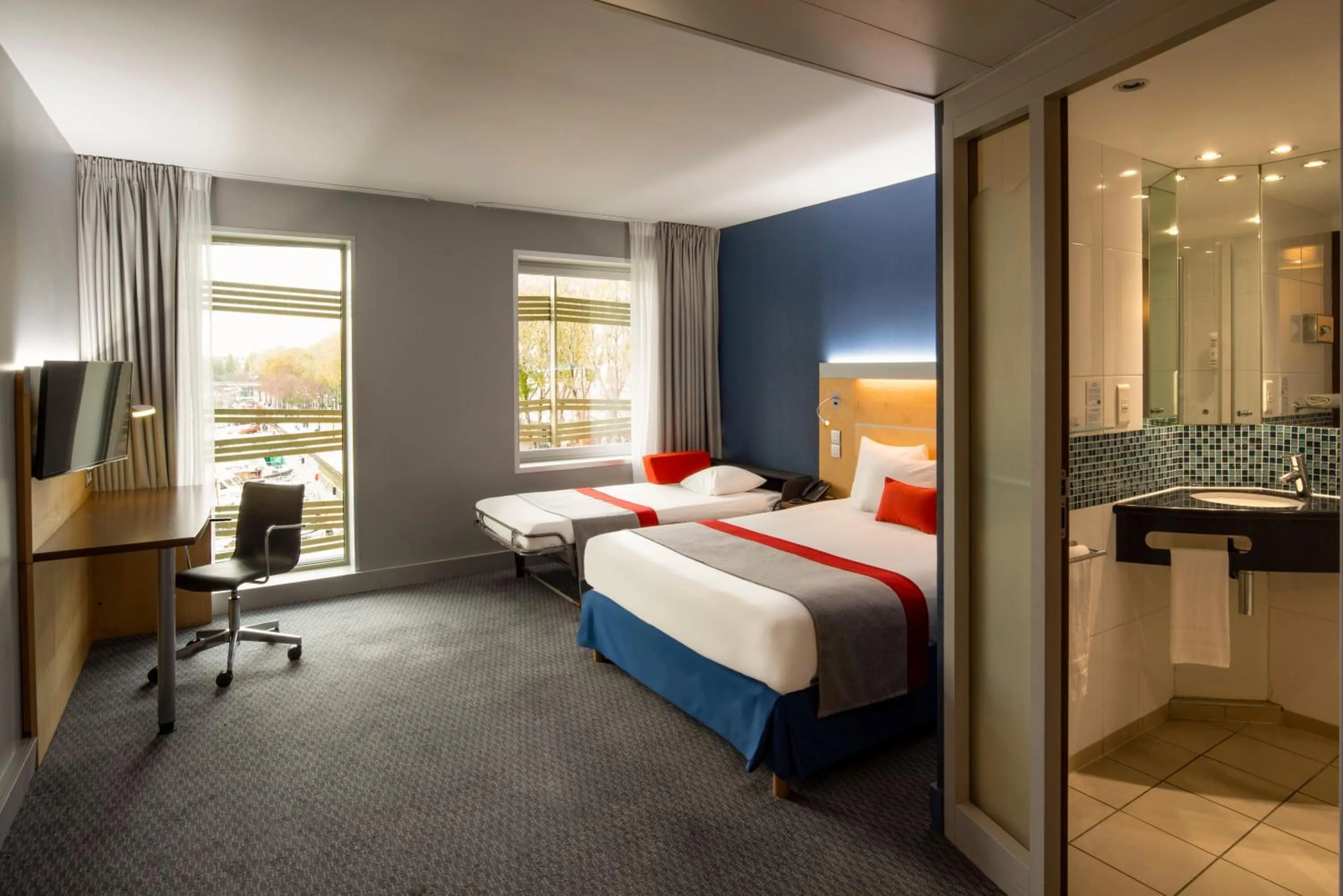 Photo of the whole room, Bed in Holiday Inn Express Paris-Canal De La Villette by IHG