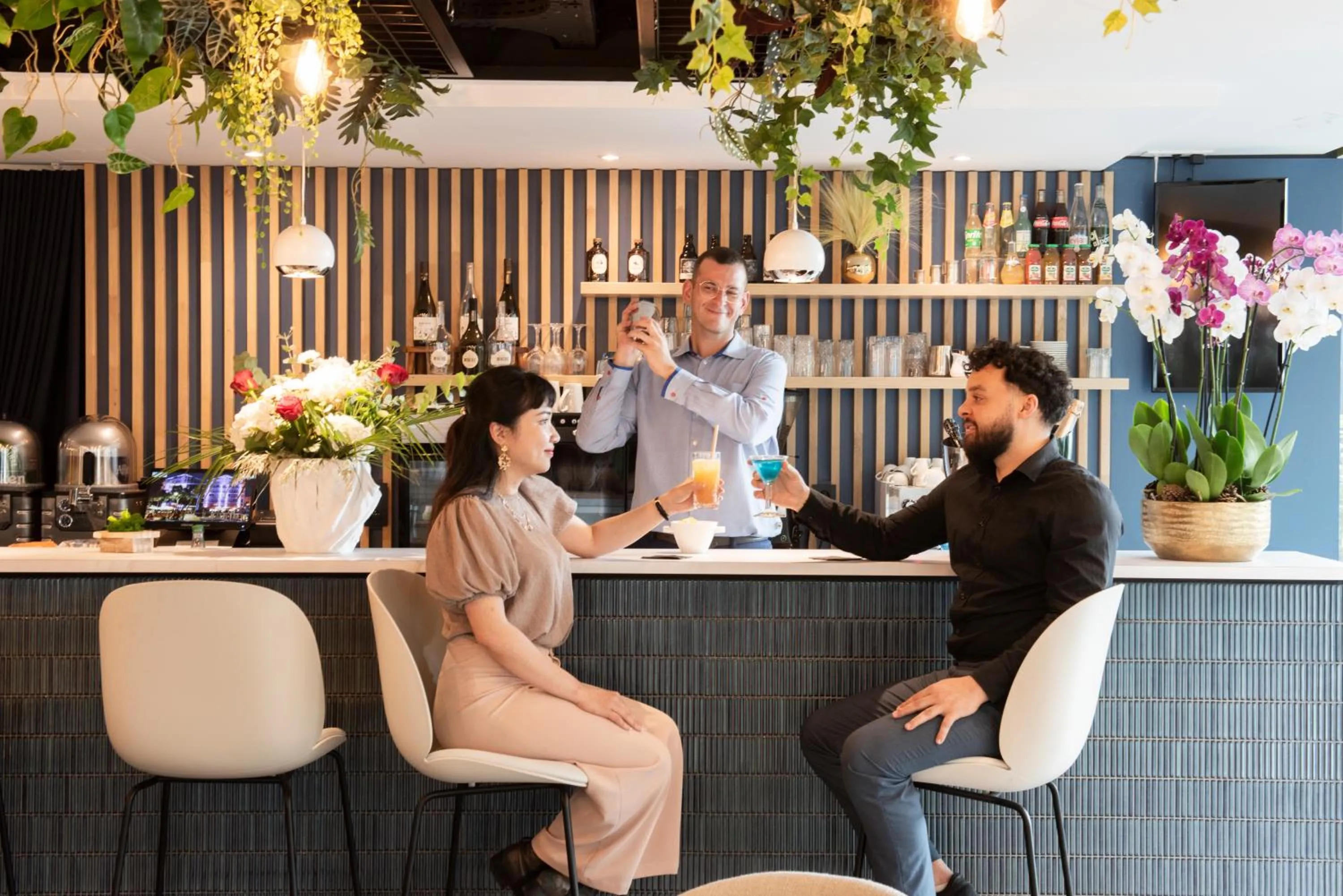 Lounge or bar in Holiday Inn Express Paris-Canal De La Villette by IHG