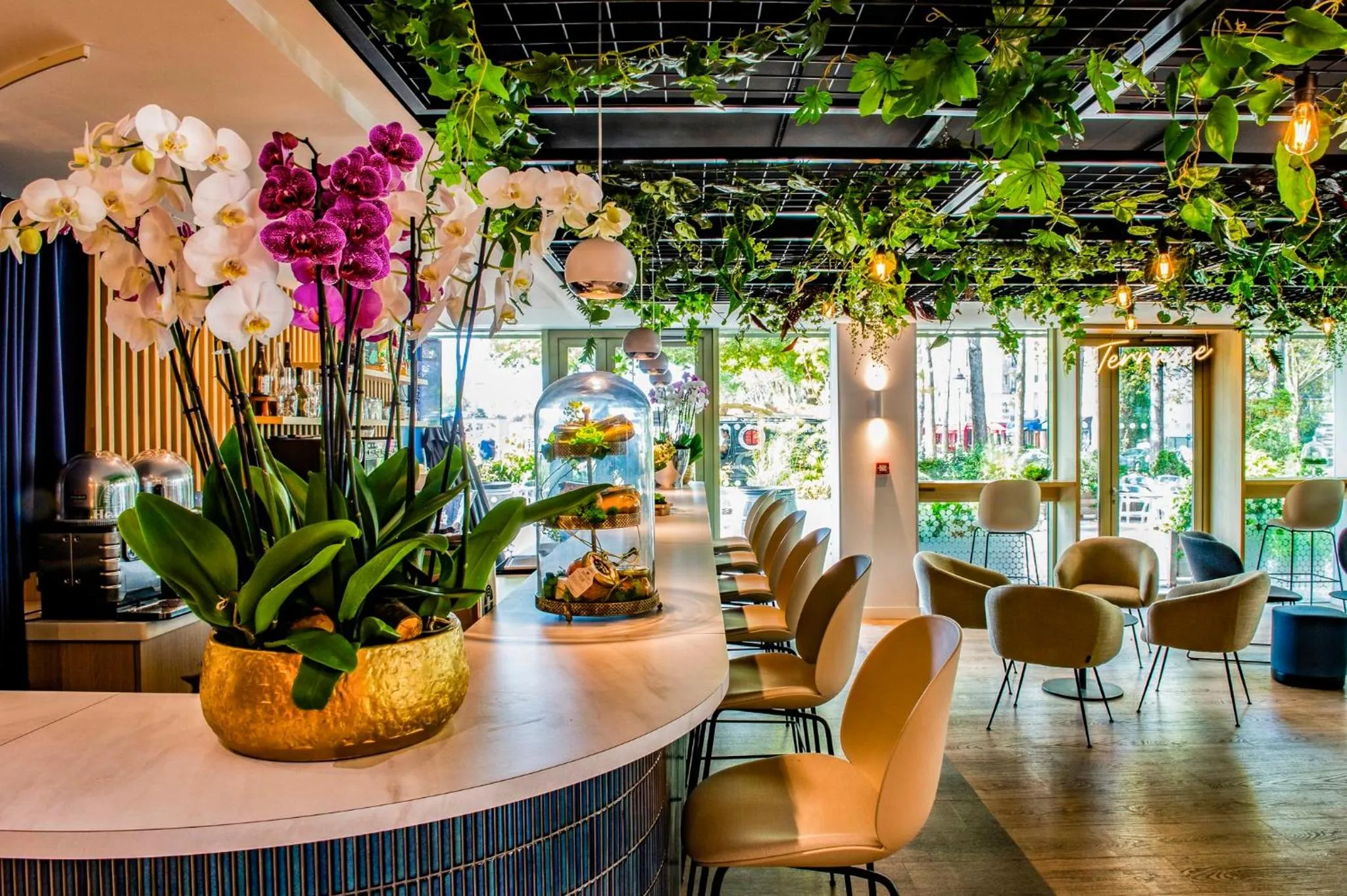 Lounge or bar in Holiday Inn Express Paris-Canal De La Villette by IHG