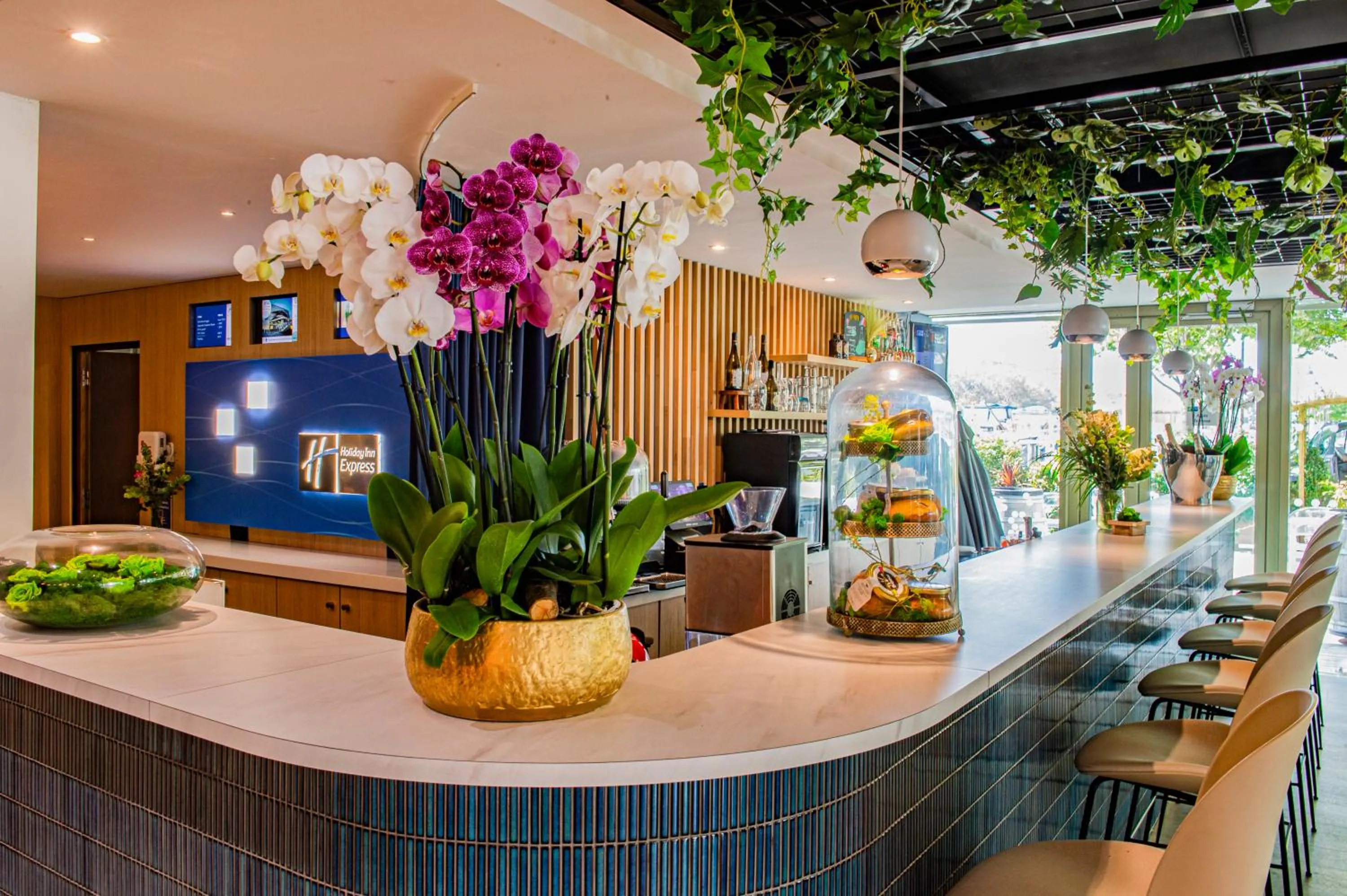 Lobby or reception in Holiday Inn Express Paris-Canal De La Villette by IHG